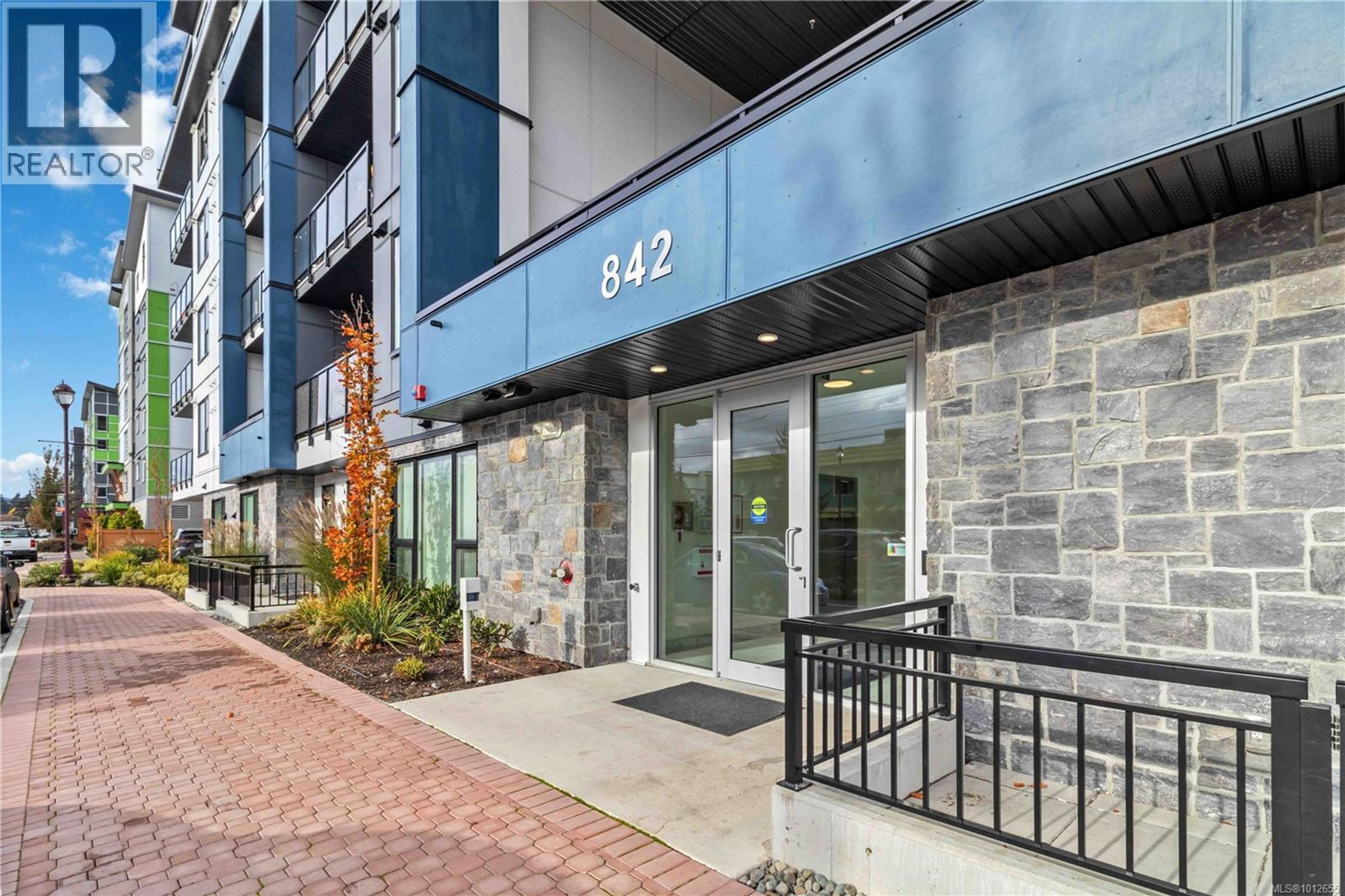 842 Orono Ave, Langford - Exteriors - Photo 5