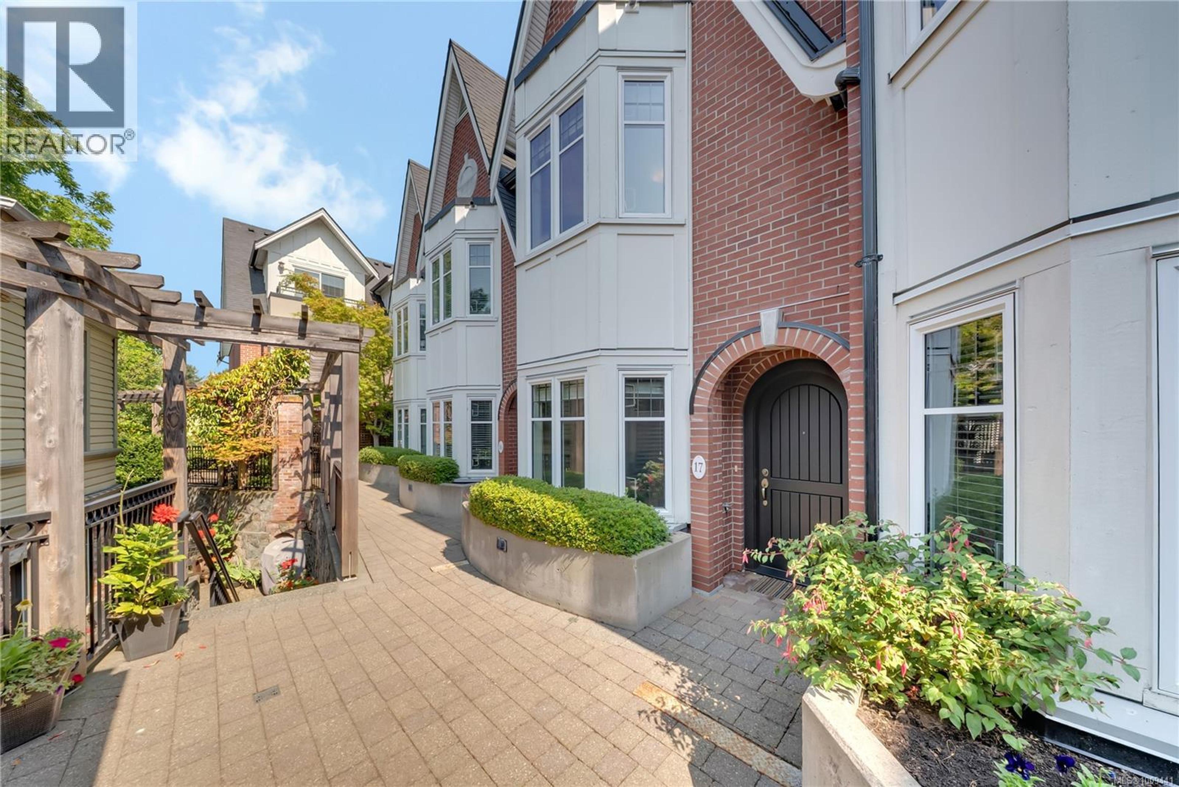 675 Superior St, Victoria - Exteriors - Photo 1