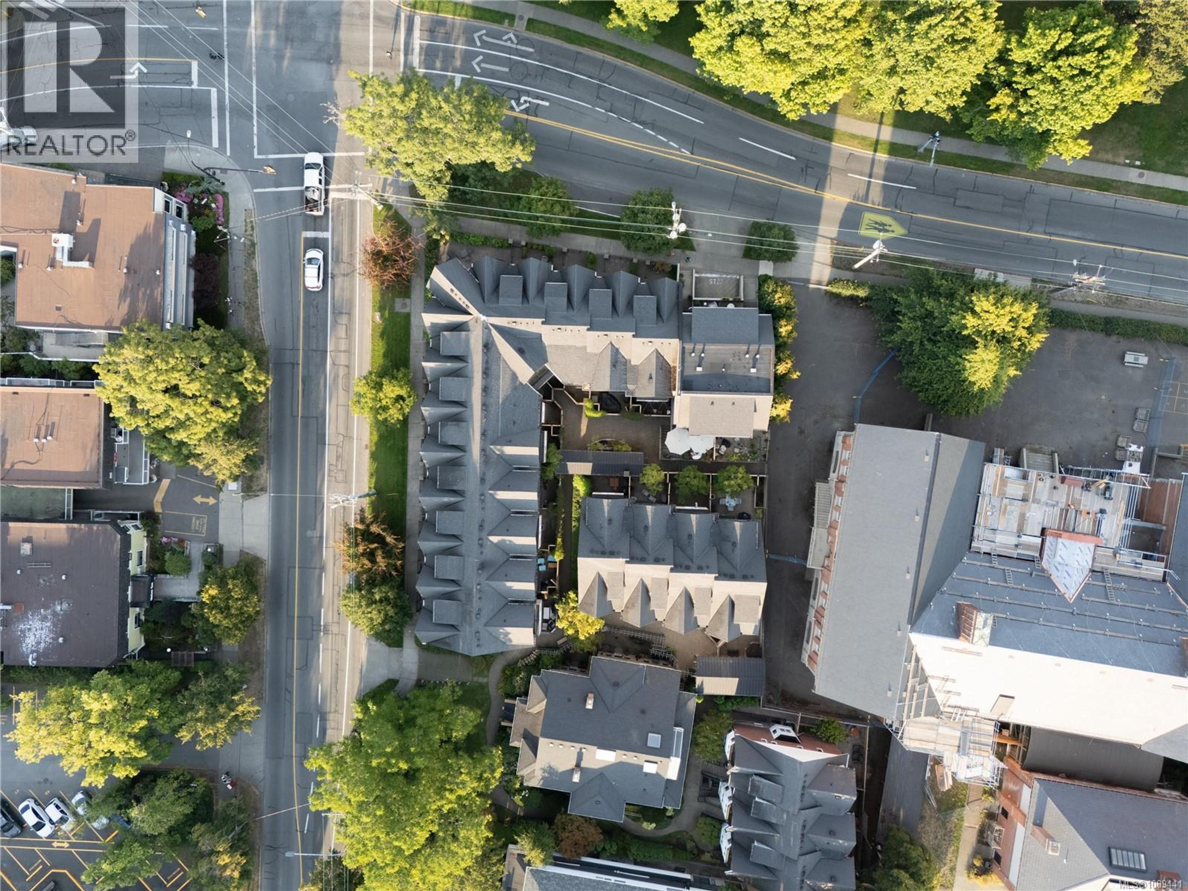 675 Superior St, Victoria - Exteriors - Full Complex View, Drone/Aerial View - Photo 3