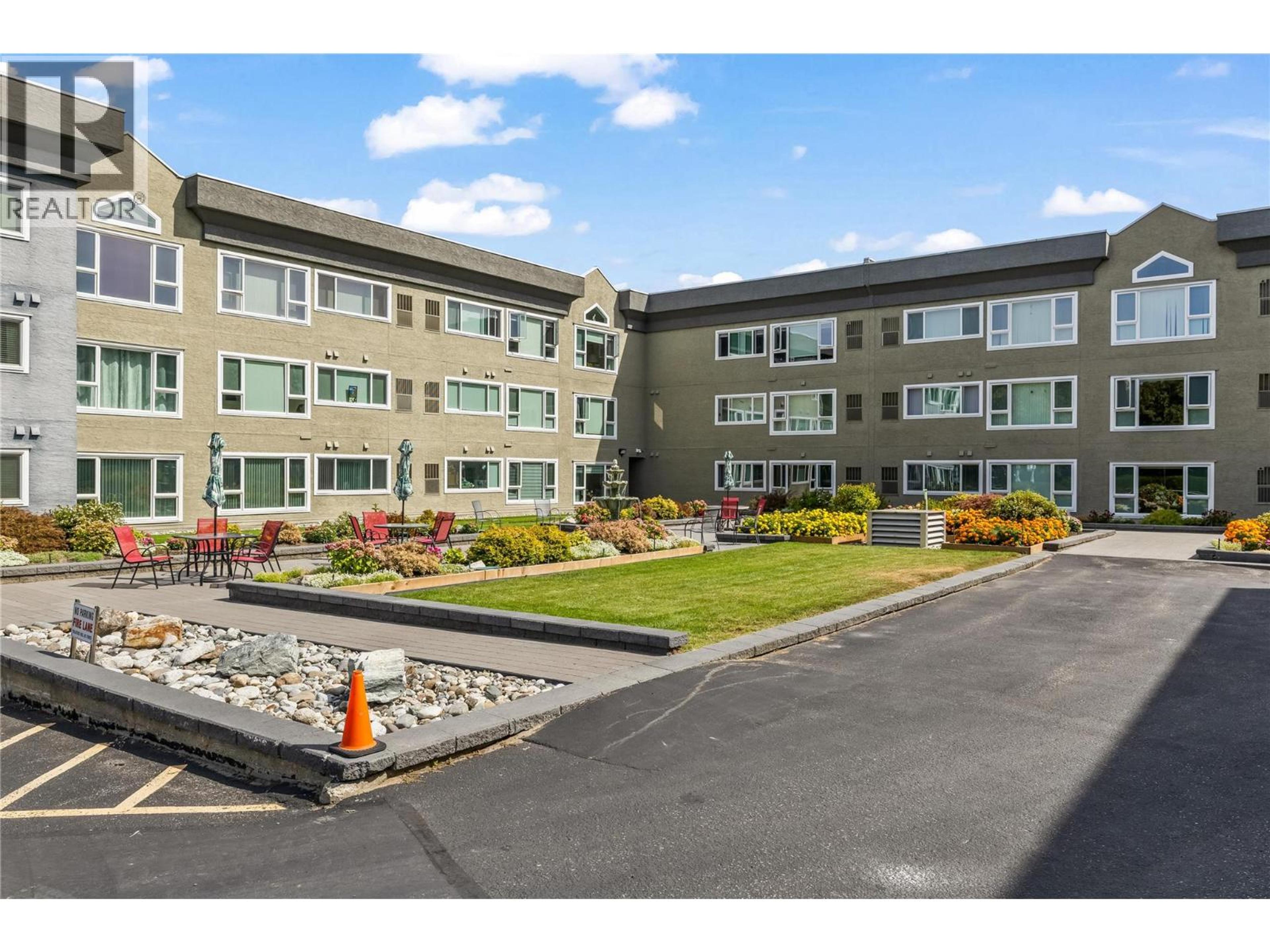 1045 Sutherland Avenue, Kelowna - Exteriors - Full Complex View - Photo 8