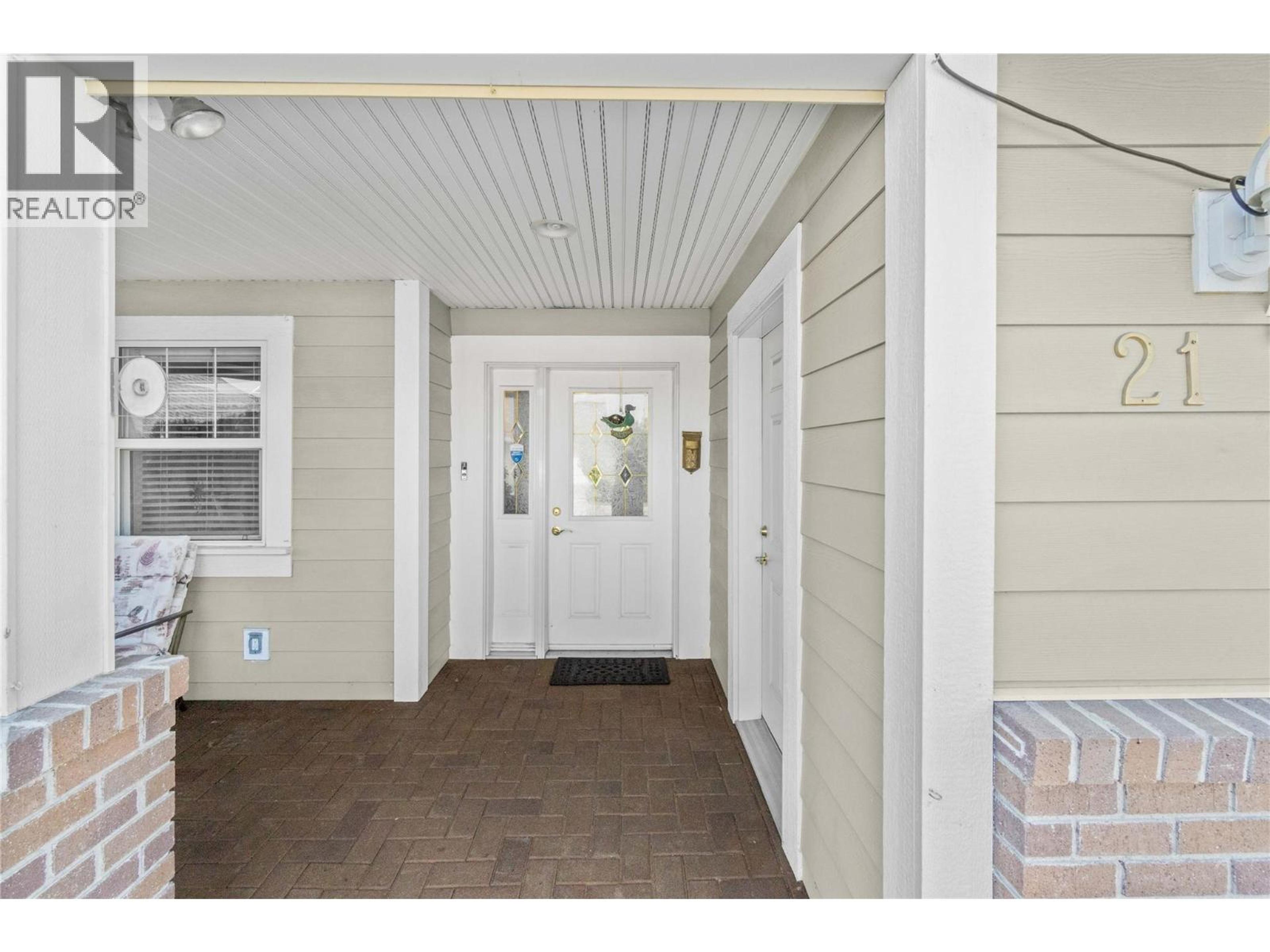 1231 10 Street SW, Salmon Arm - Exteriors - Photo 2