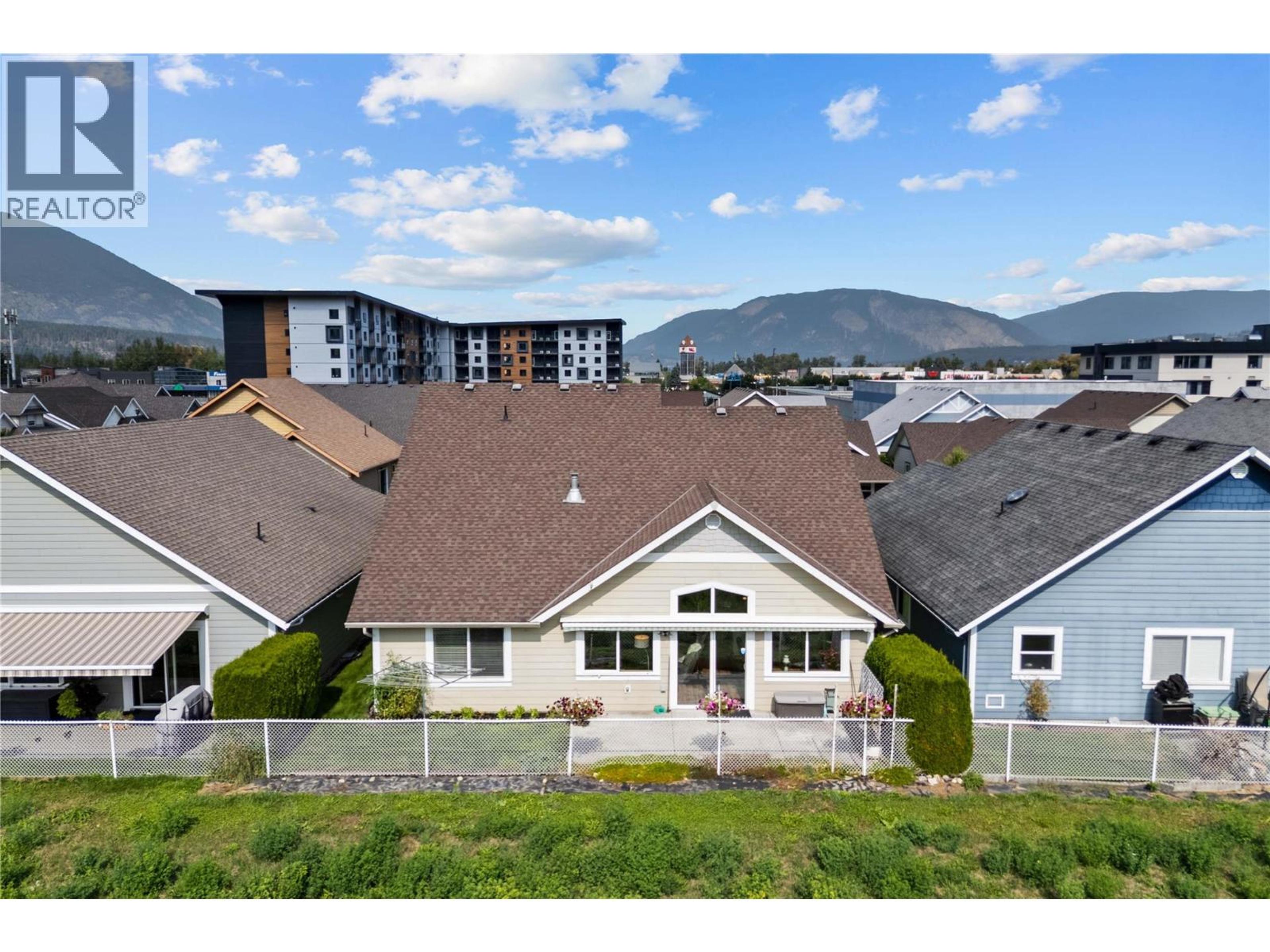 1231 10 Street SW, Salmon Arm - Exteriors - Full Complex View, Drone/Aerial View - Photo 7