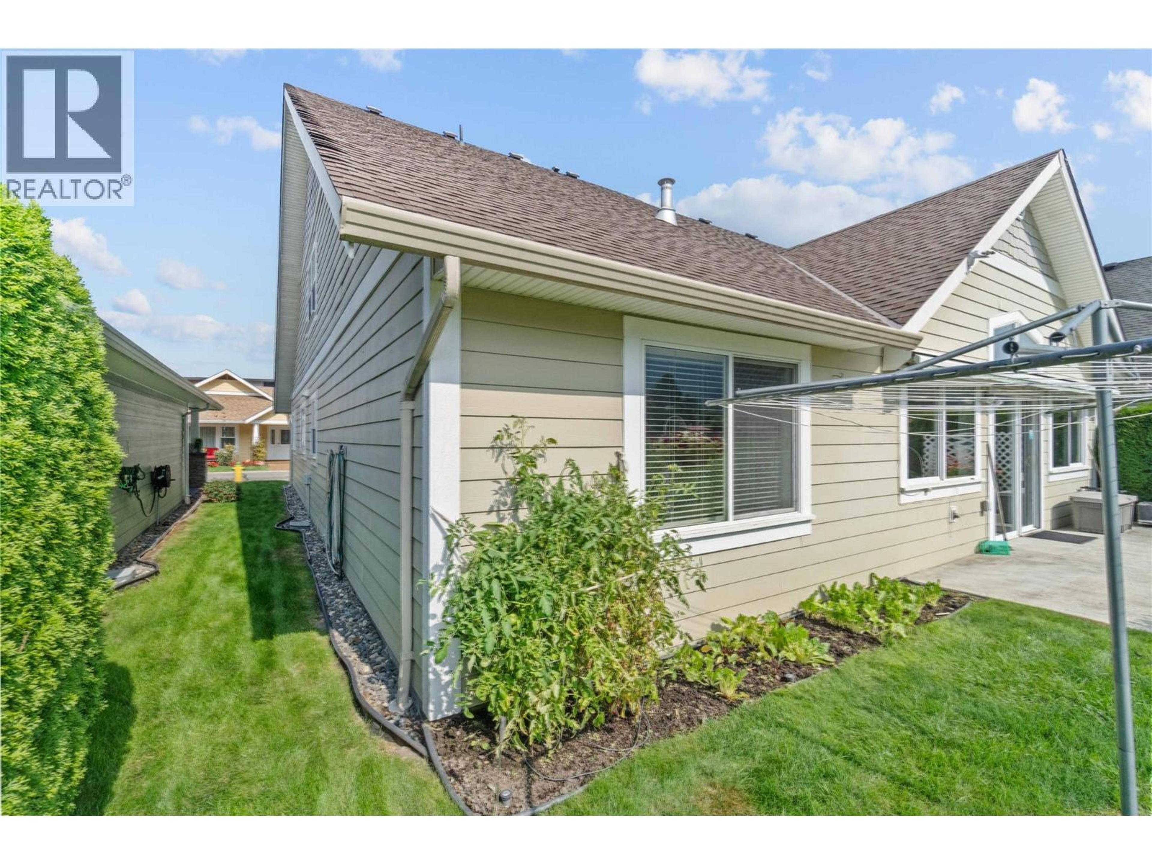 1231 10 Street SW, Salmon Arm - Exteriors - Photo 8