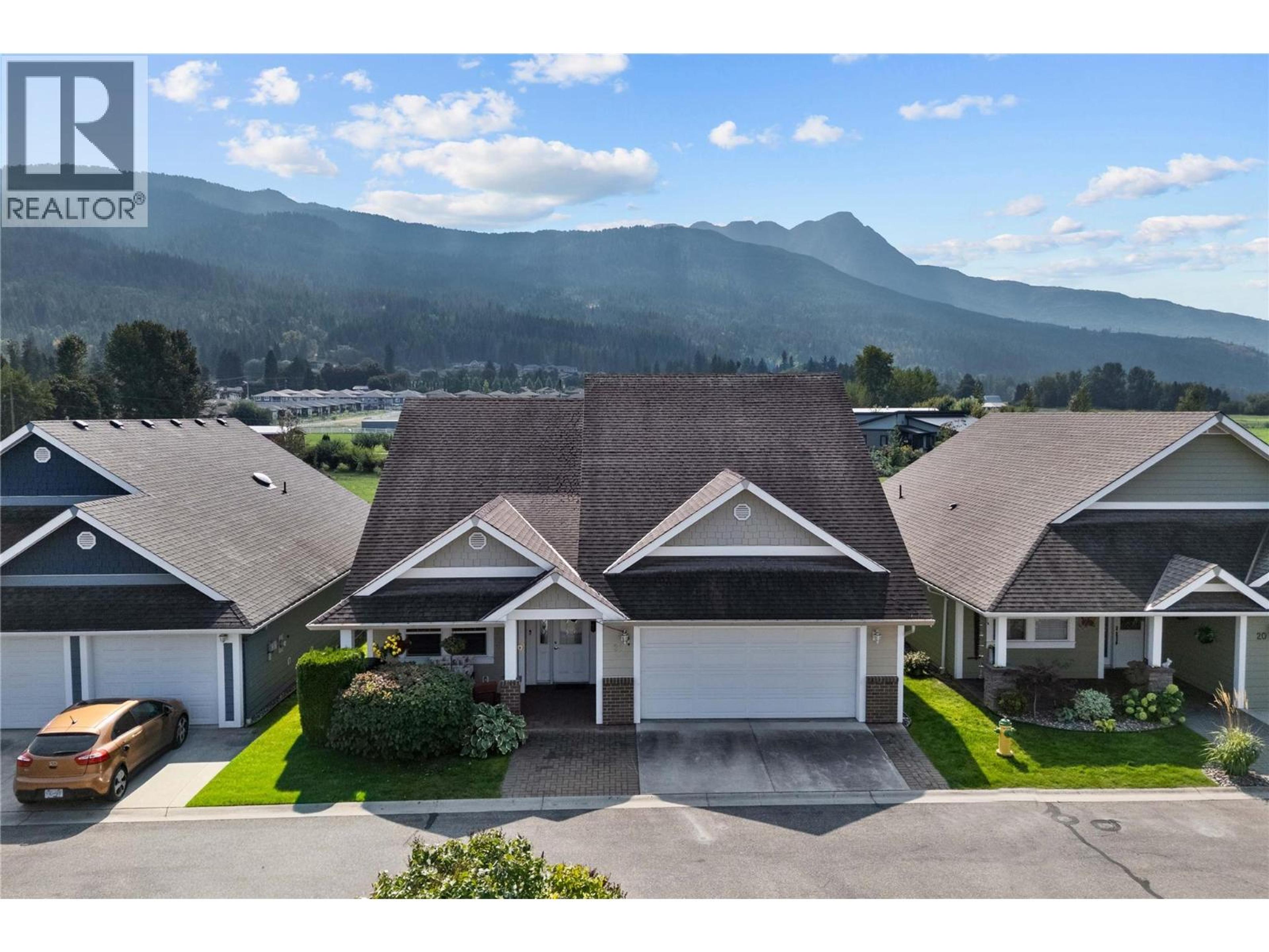 1231 10 Street SW, Salmon Arm - Exteriors - Full Complex View, Drone/Aerial View - Photo 11