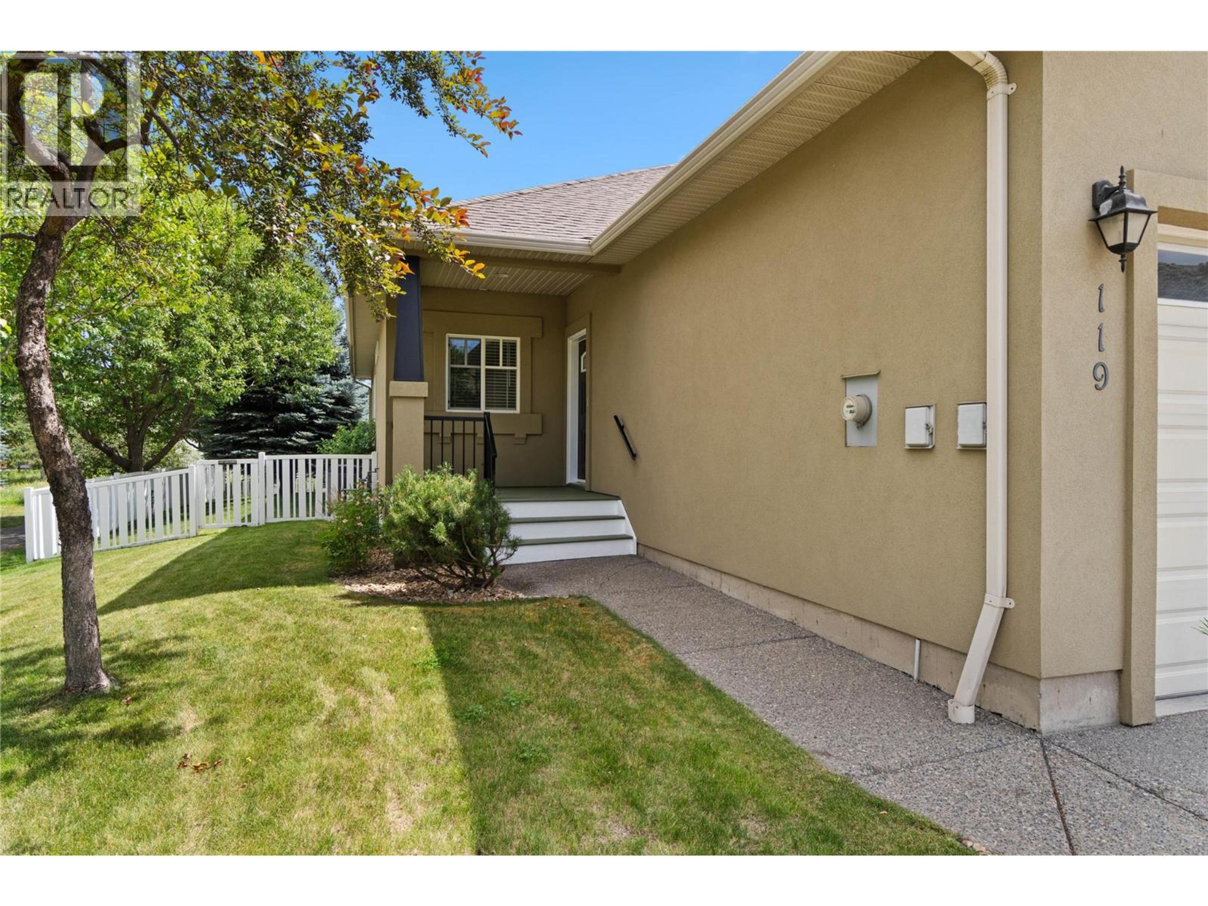 2920 Valleyview Drive, Kamloops - Exteriors - Photo 2