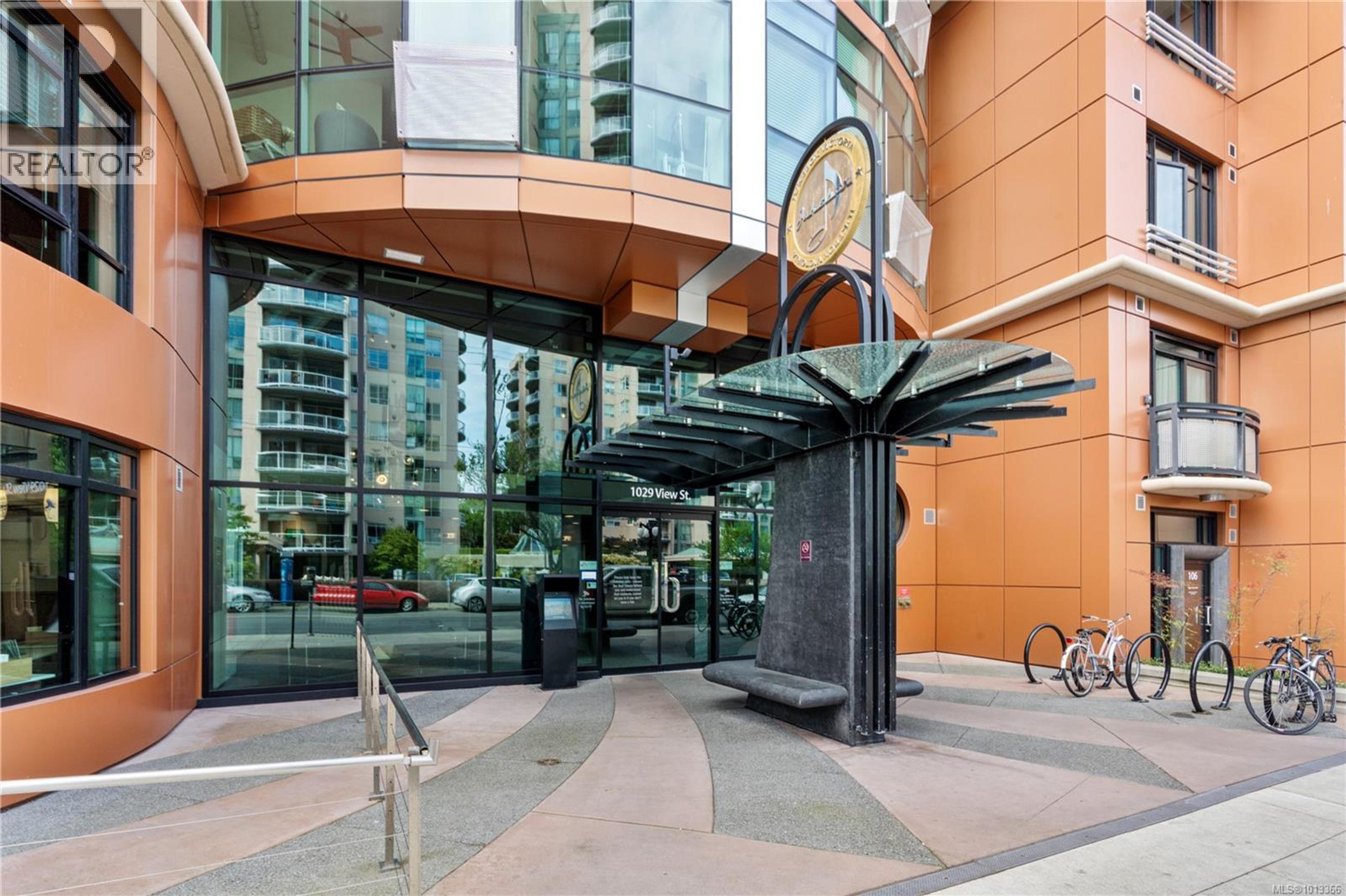 1029 View St N, Victoria - Exteriors - Photo 1