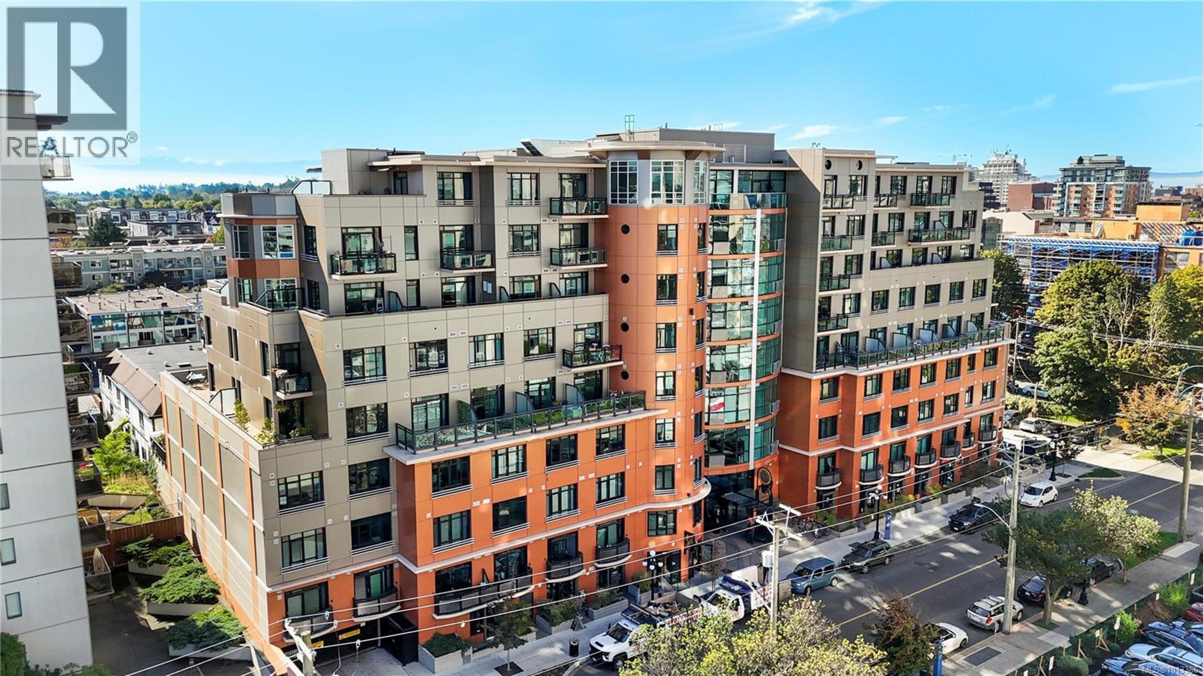 1029 View St N, Victoria - Exteriors - Full Complex View - Photo 2