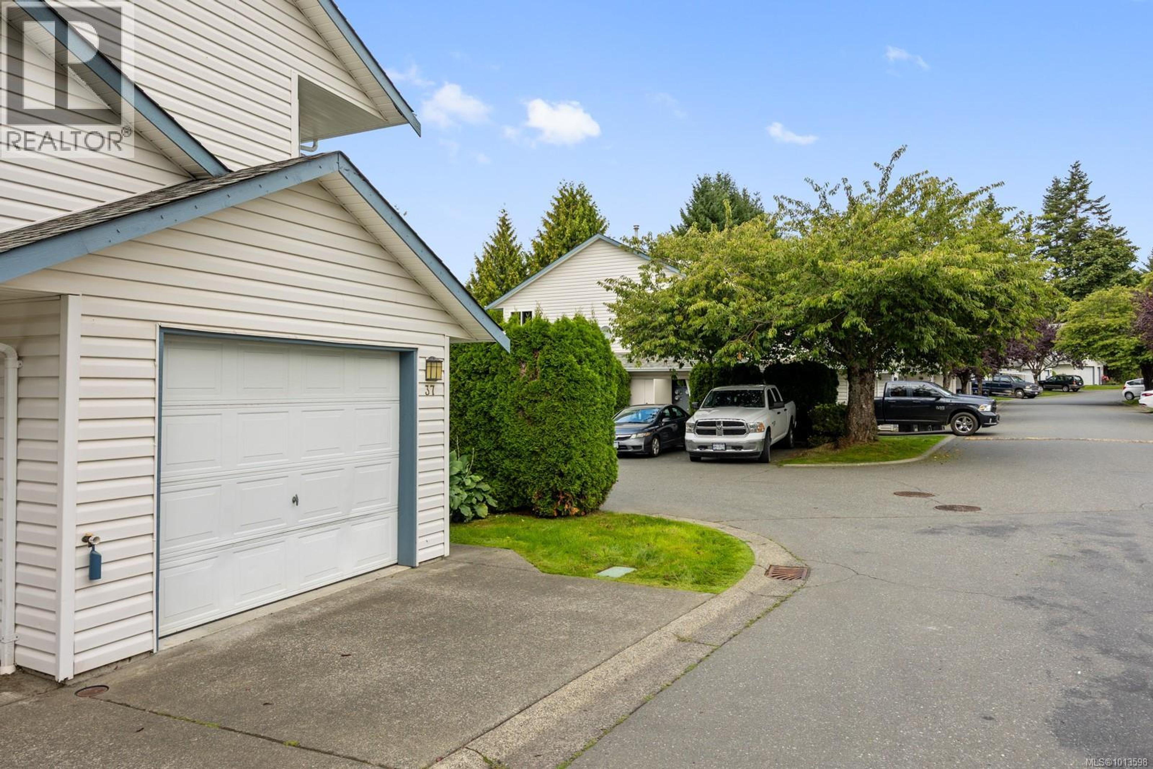 2355 Valley View Dr, Courtenay - Exteriors - Full Complex View - Photo 6