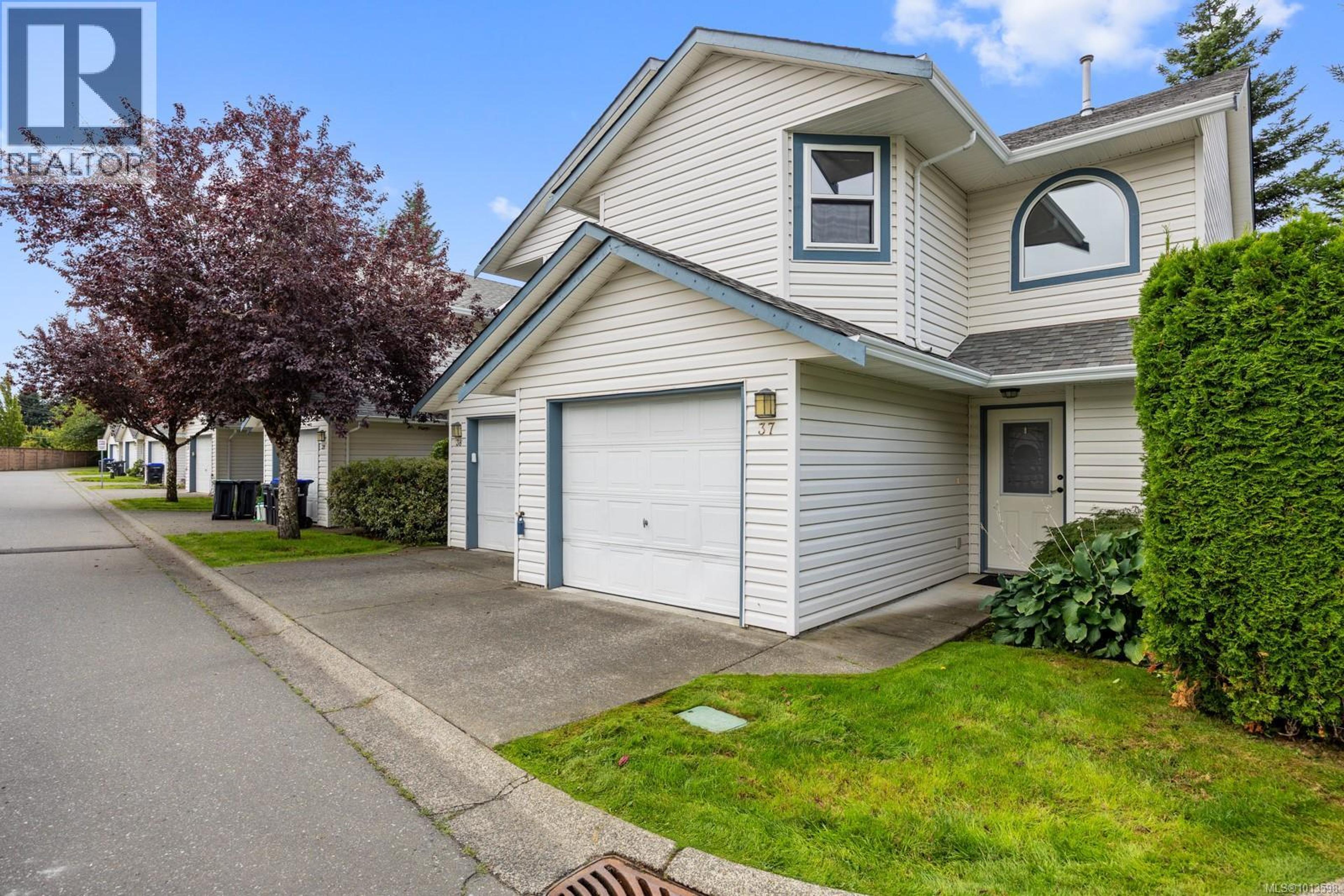 2355 Valley View Dr, Courtenay - Exteriors - Full Complex View - Photo 9