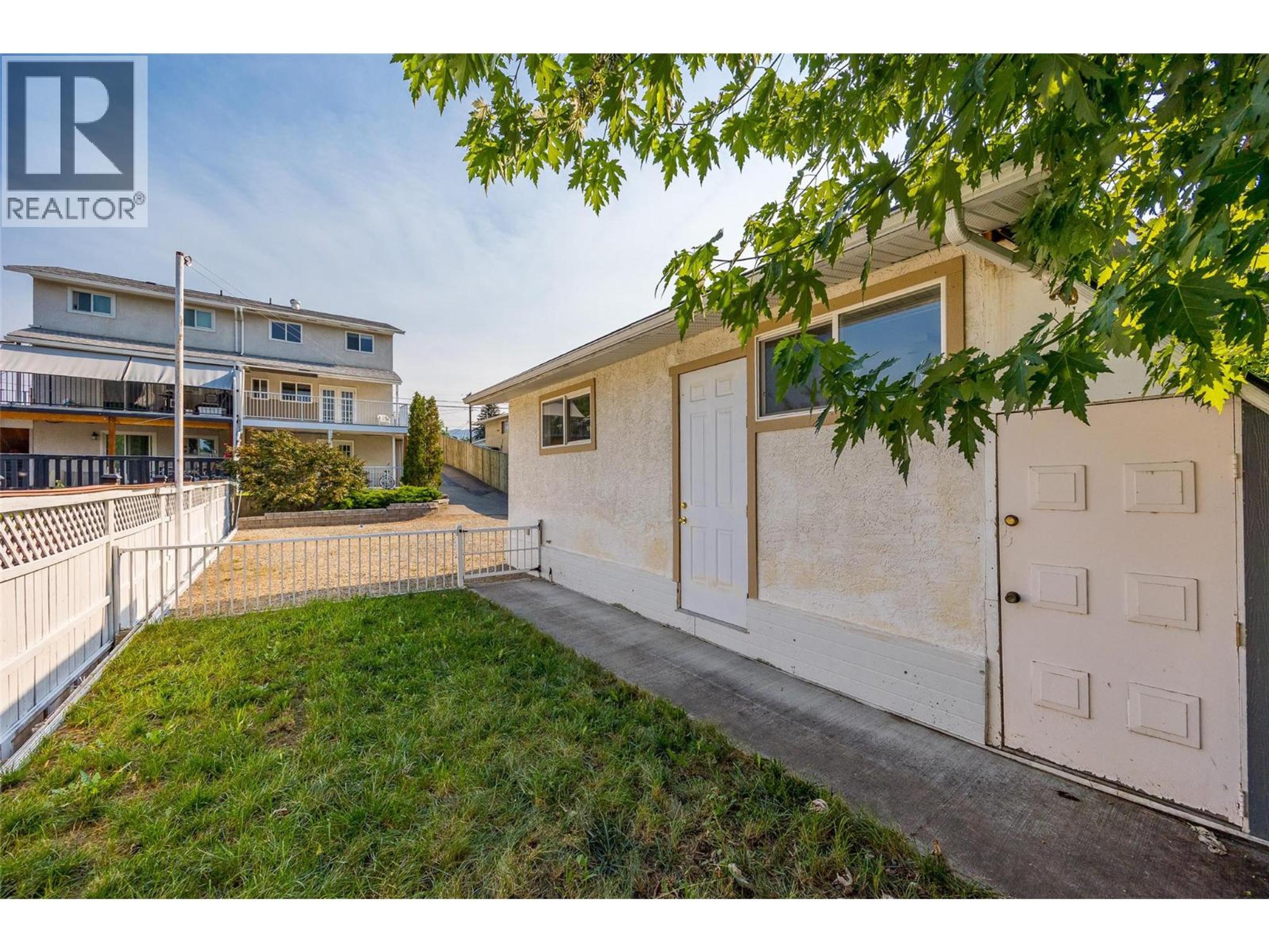 685 Hollydell Road, Kelowna - Exteriors - Photo 4