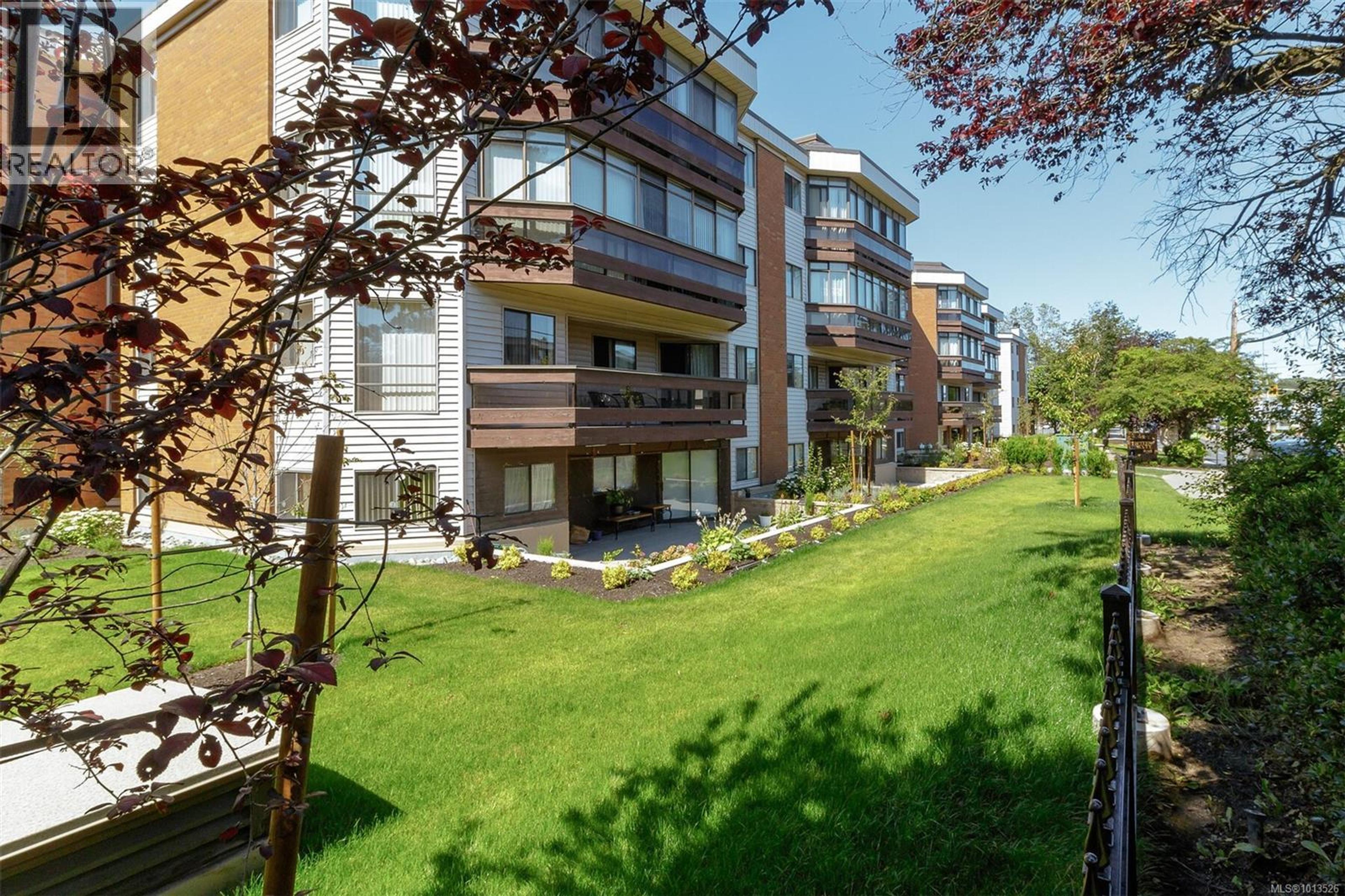 1560 Hillside Ave, Victoria - Exteriors - Photo 2