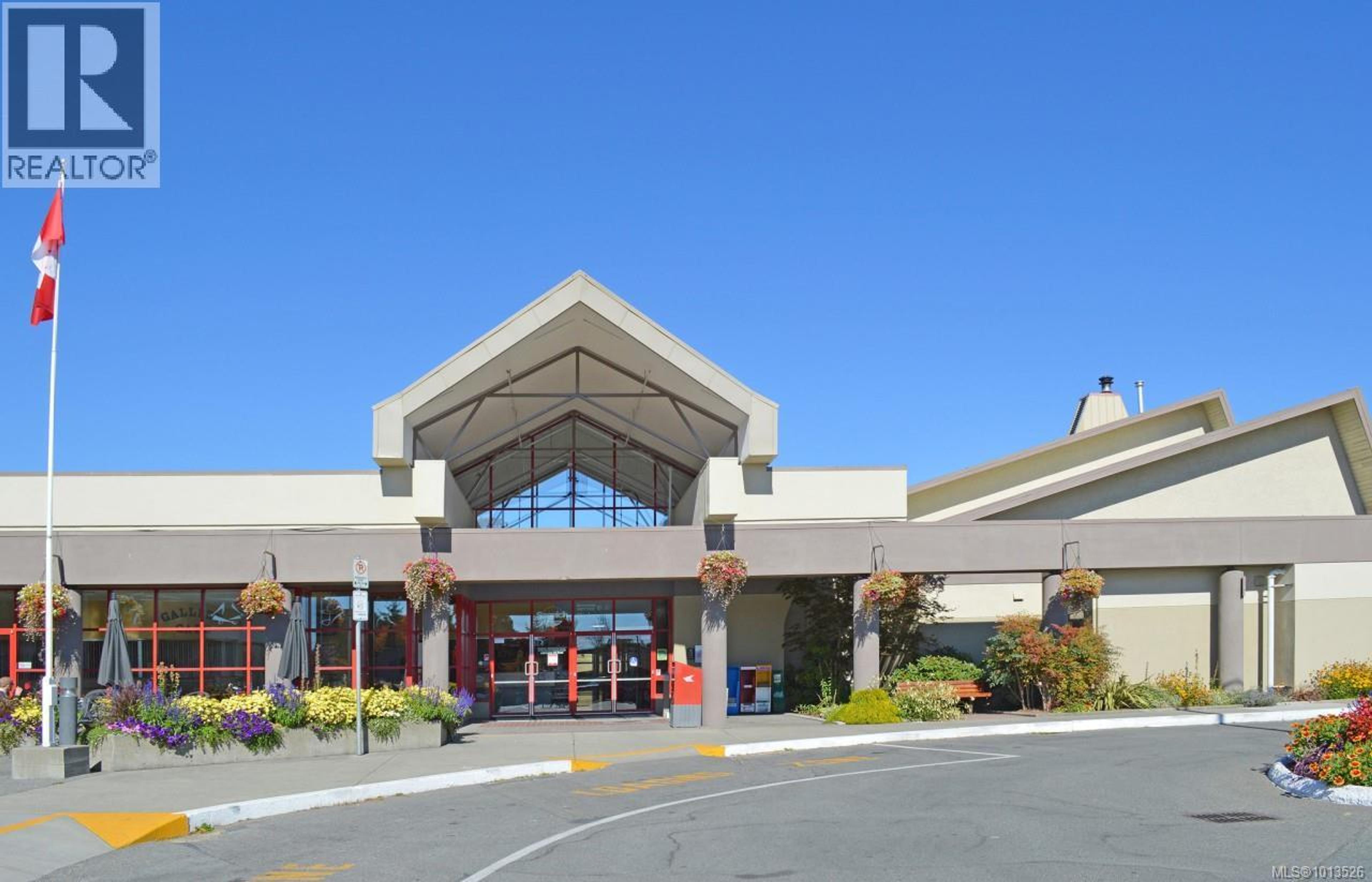 1560 Hillside Ave, Victoria - Exteriors - Photo 4