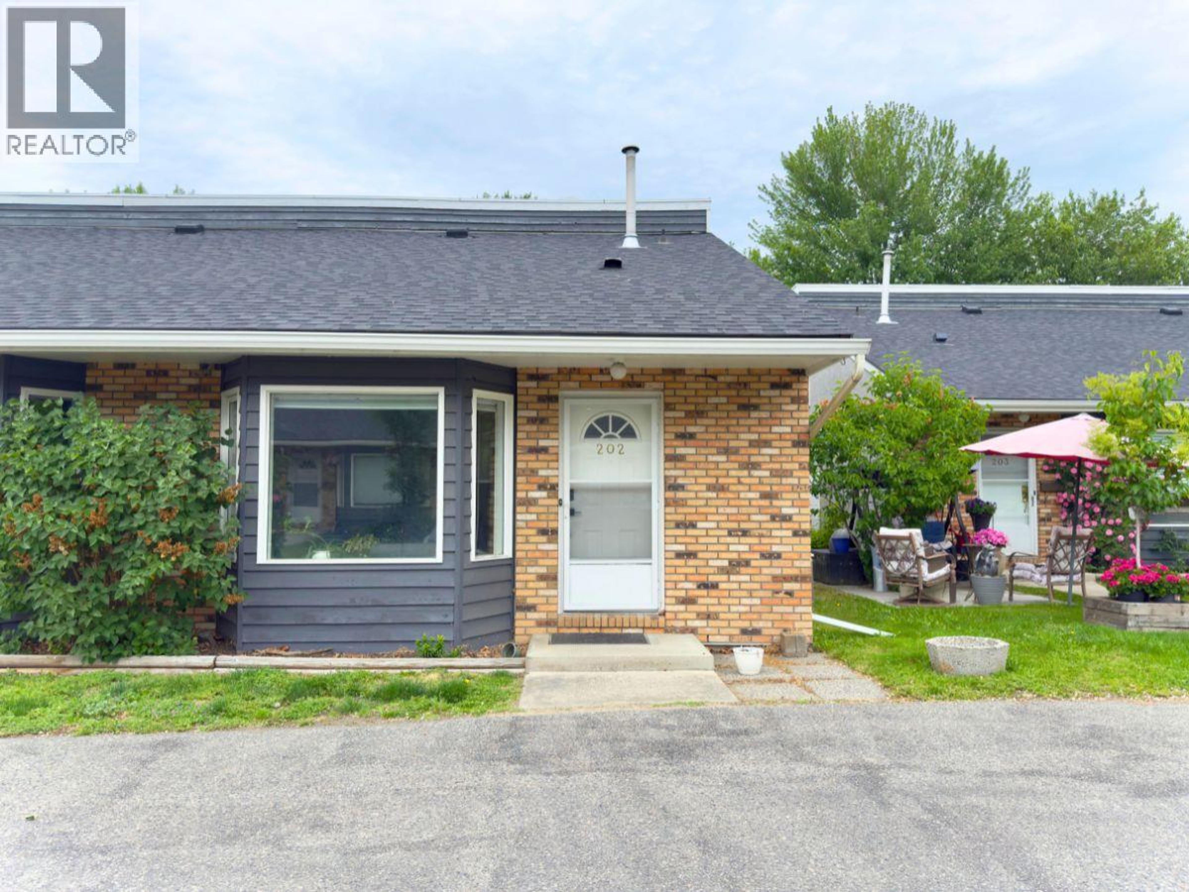 3155 Gordon Drive, Kelowna - Exteriors - Photo 2