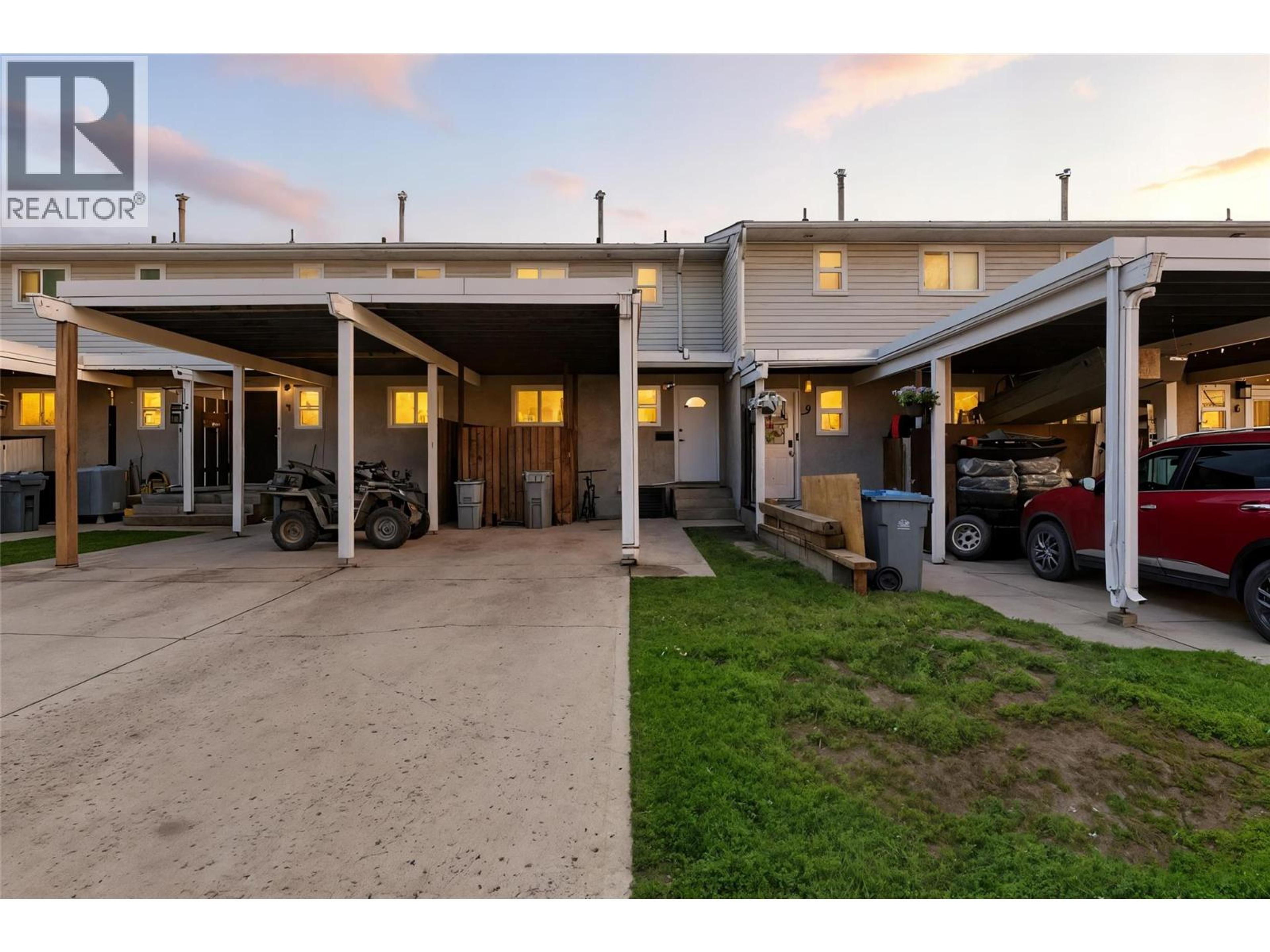 800 Southill Street, Kamloops - Exteriors - Full Complex View - Photo 2