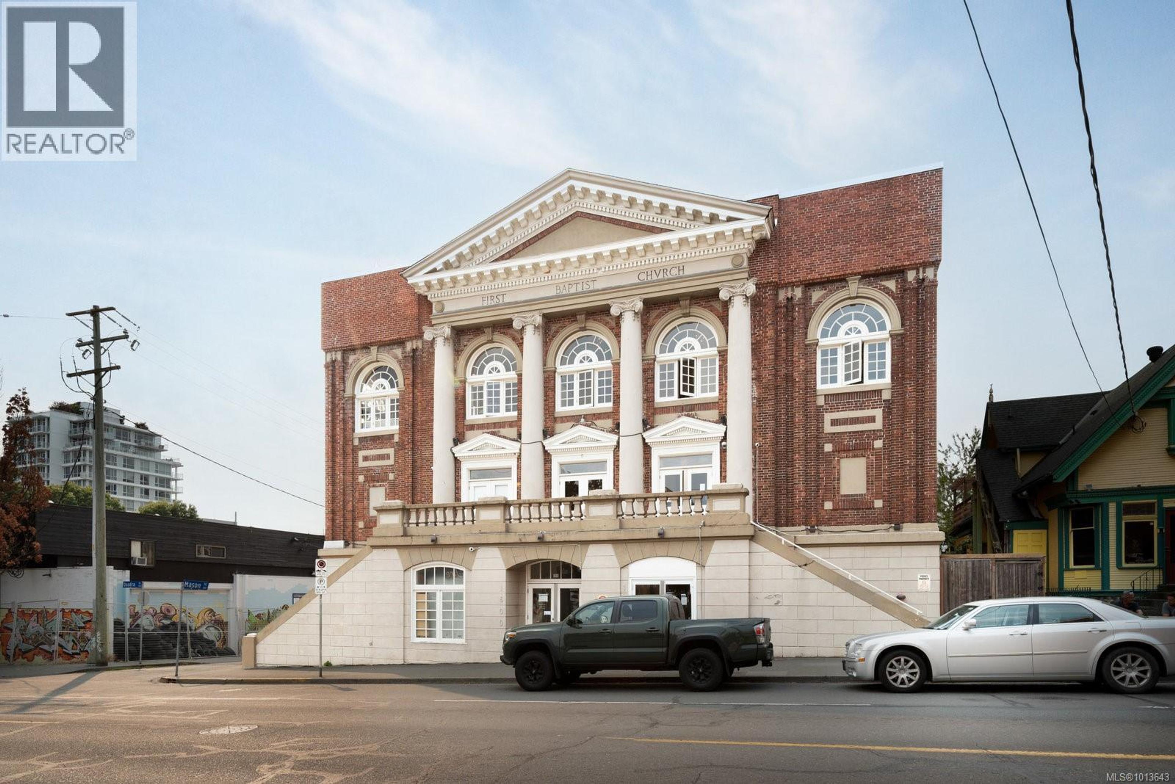 1602 Quadra St, Victoria - Exteriors - Photo 1