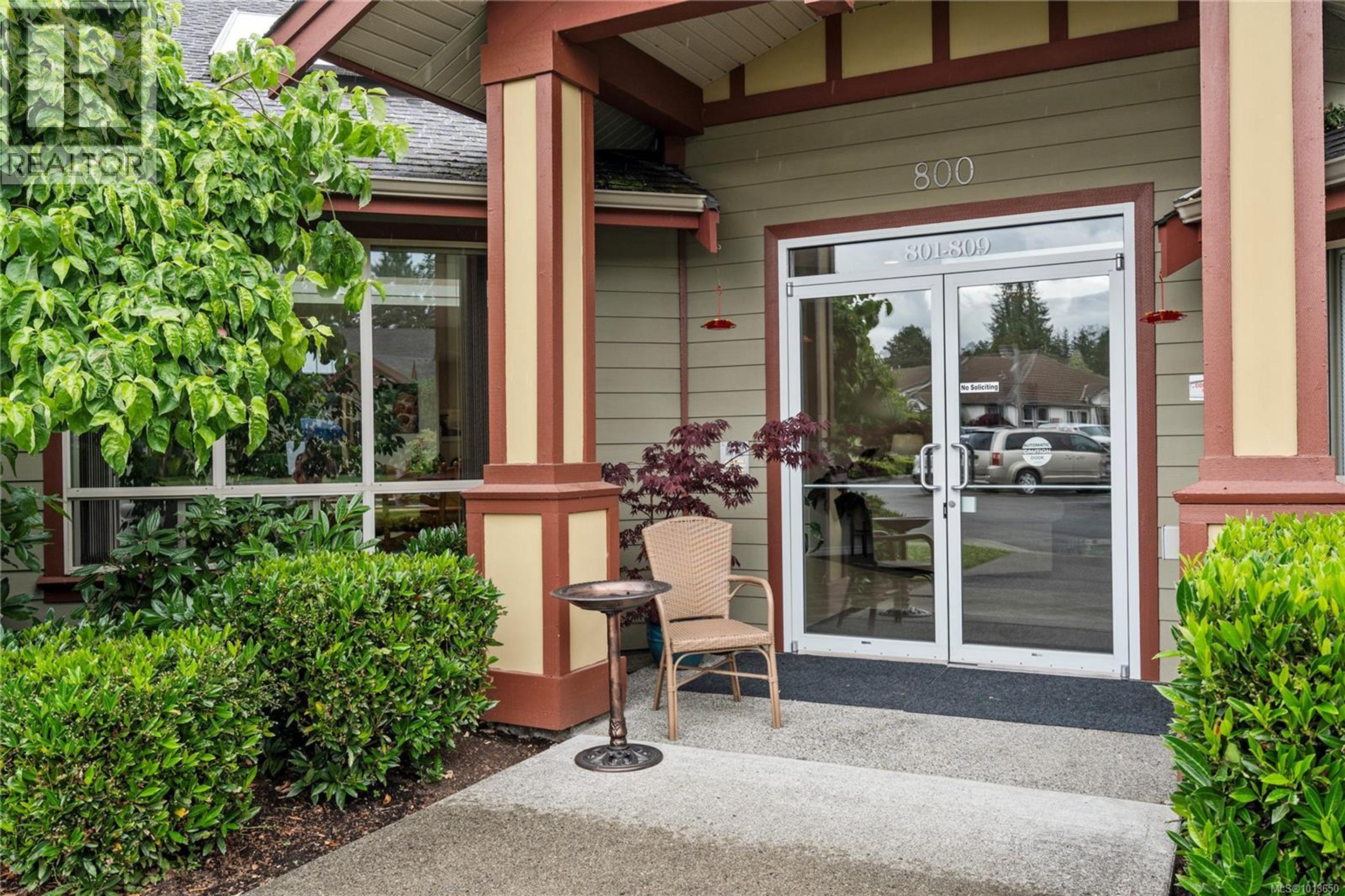 261 Mills St, Parksville - Exteriors - Photo 2