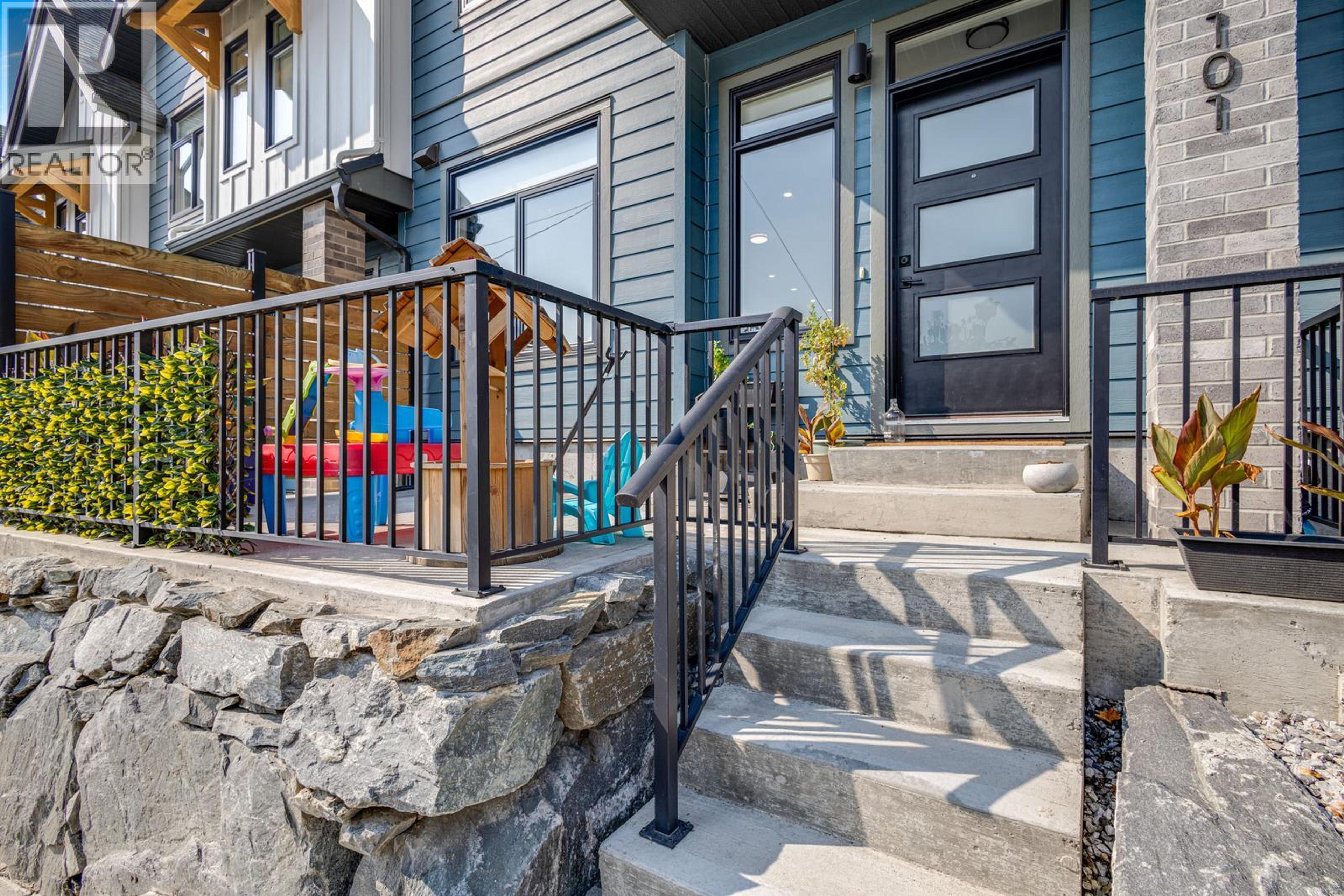 1435 Cara Glen Court, Kelowna - Exteriors - Photo 5