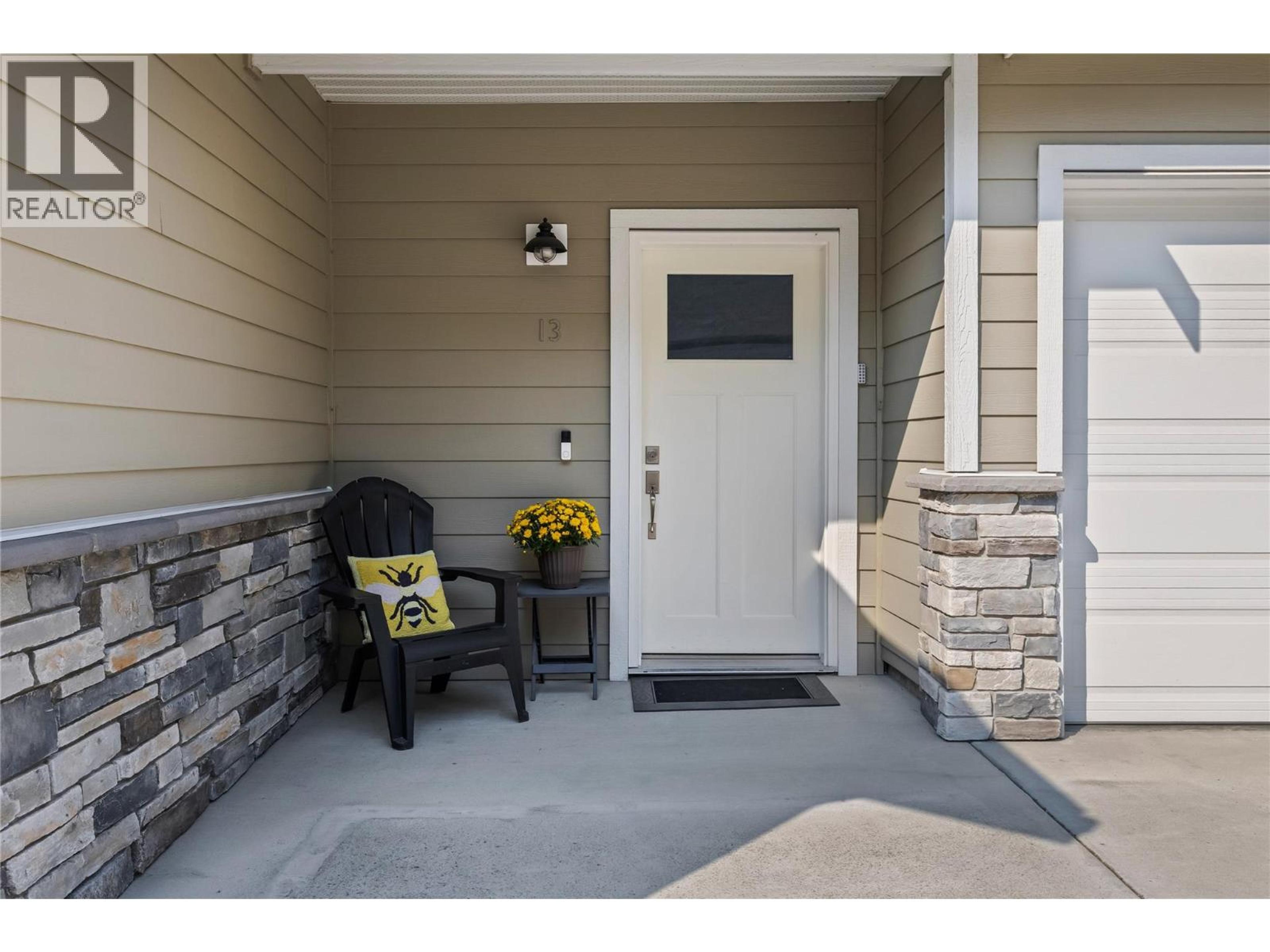 695 Webster Road, Kelowna - Exteriors - Photo 2