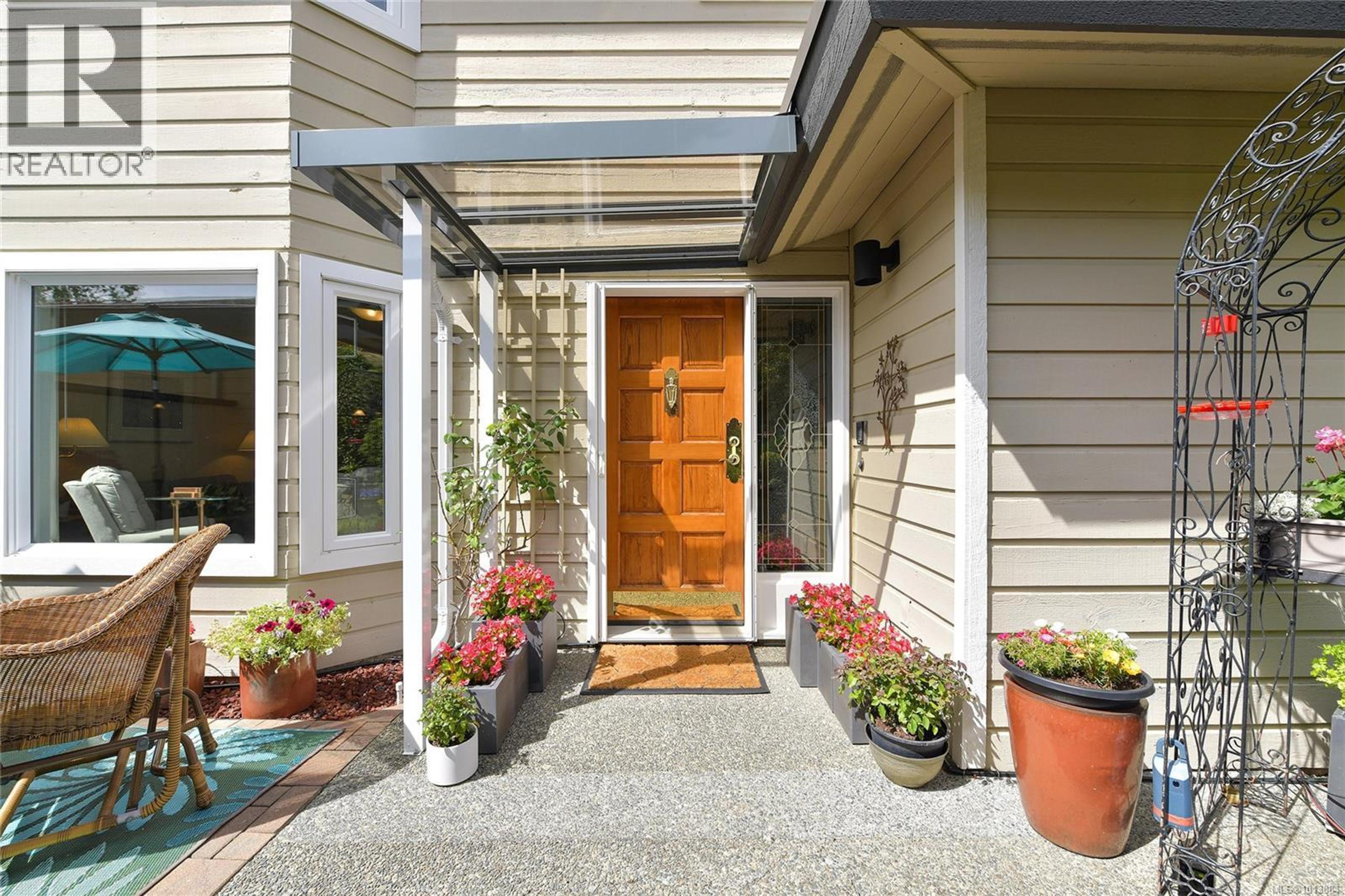 2829 Arbutus Rd, Saanich - Exteriors - Photo 1