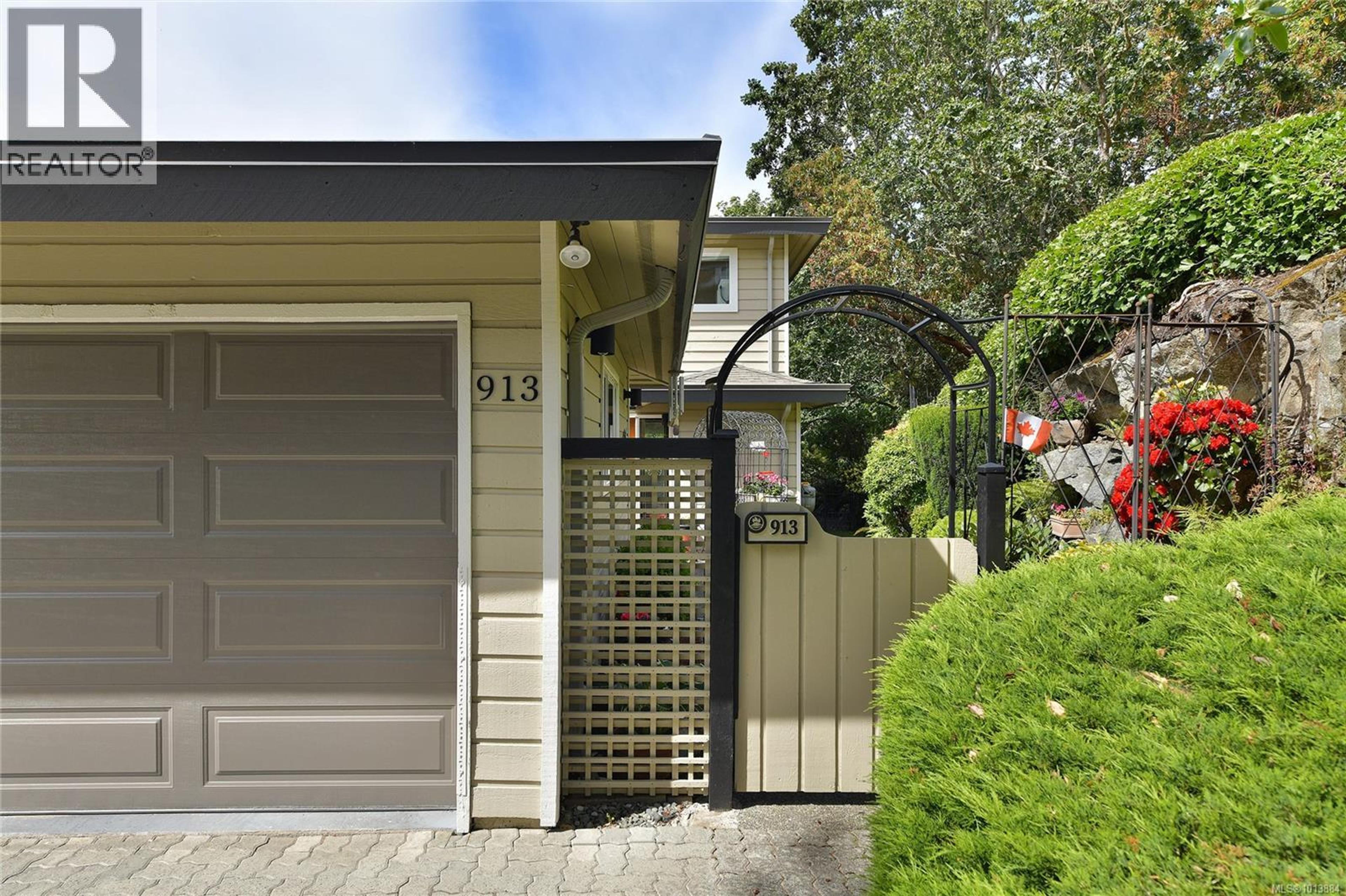 2829 Arbutus Rd, Saanich - Exteriors - Photo 4