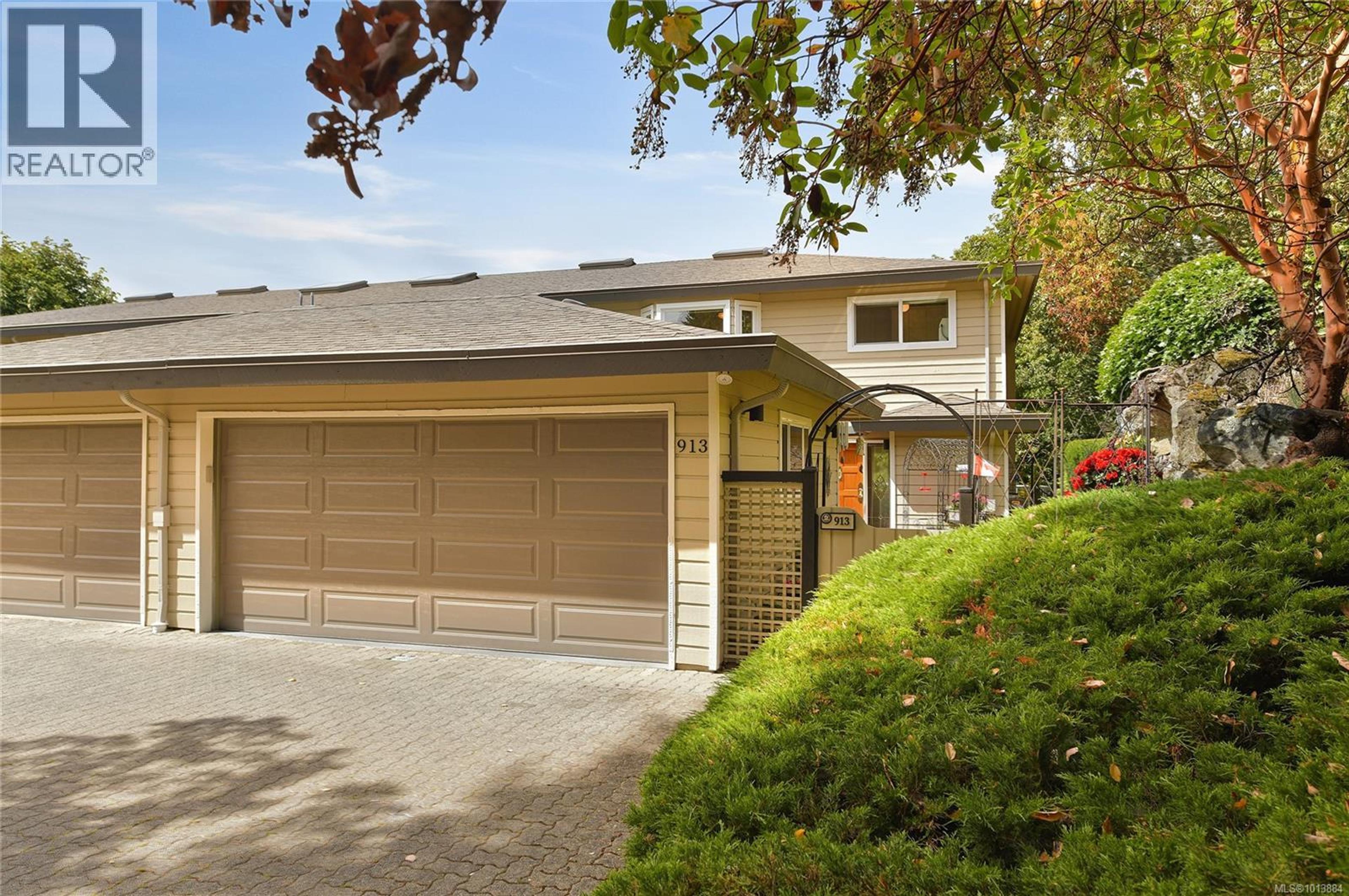 2829 Arbutus Rd, Saanich - Exteriors - Photo 5