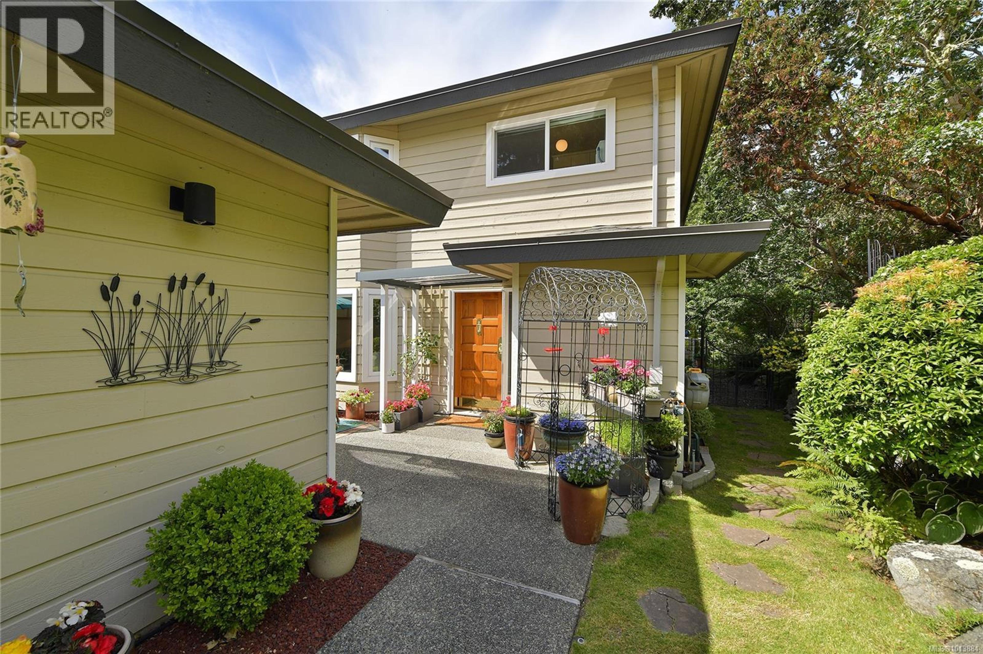 2829 Arbutus Rd, Saanich - Exteriors - Photo 9