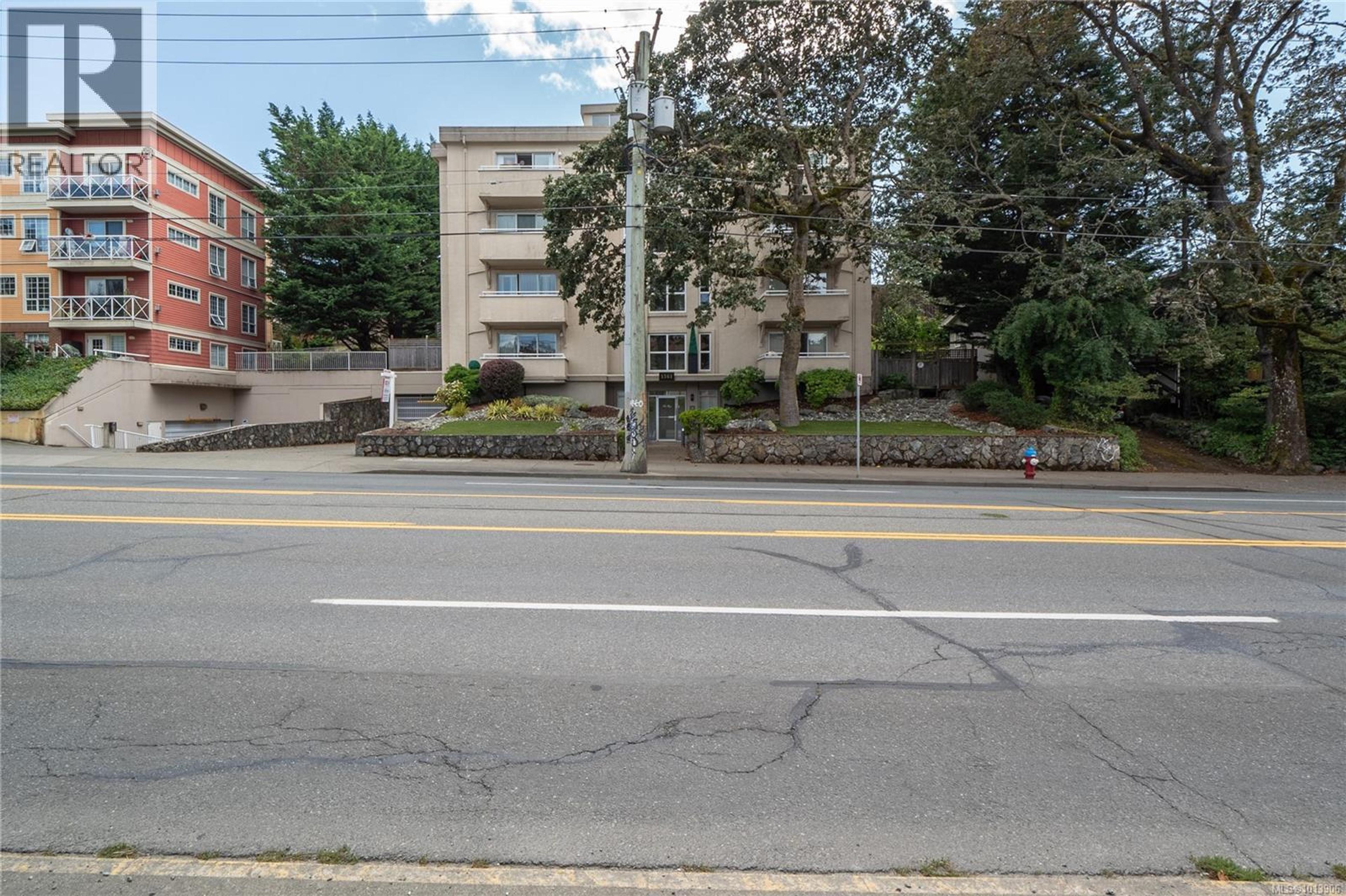 1361 Hillside Ave, Victoria - Exteriors - Photo 2