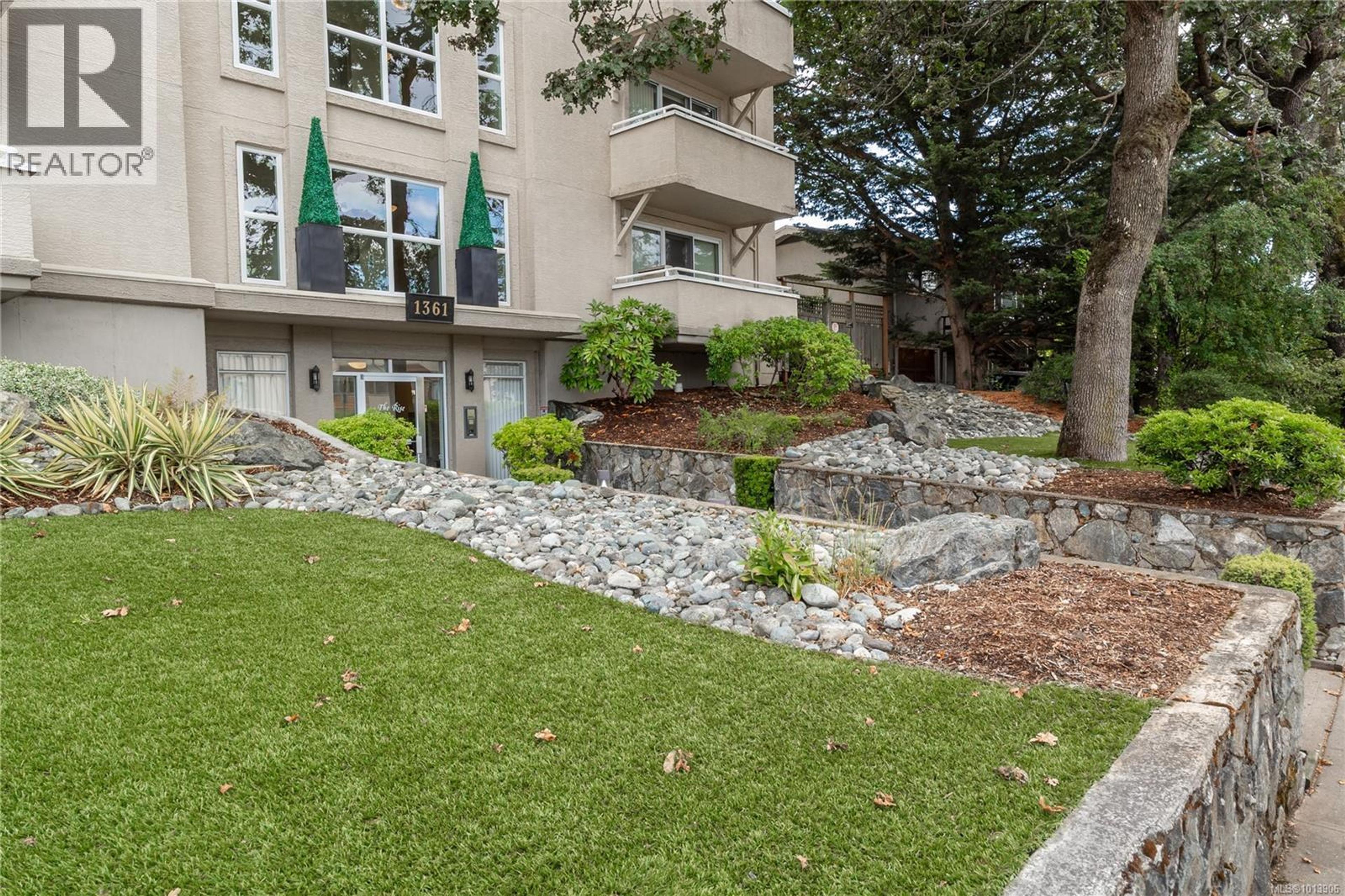 1361 Hillside Ave, Victoria - Exteriors - Photo 4