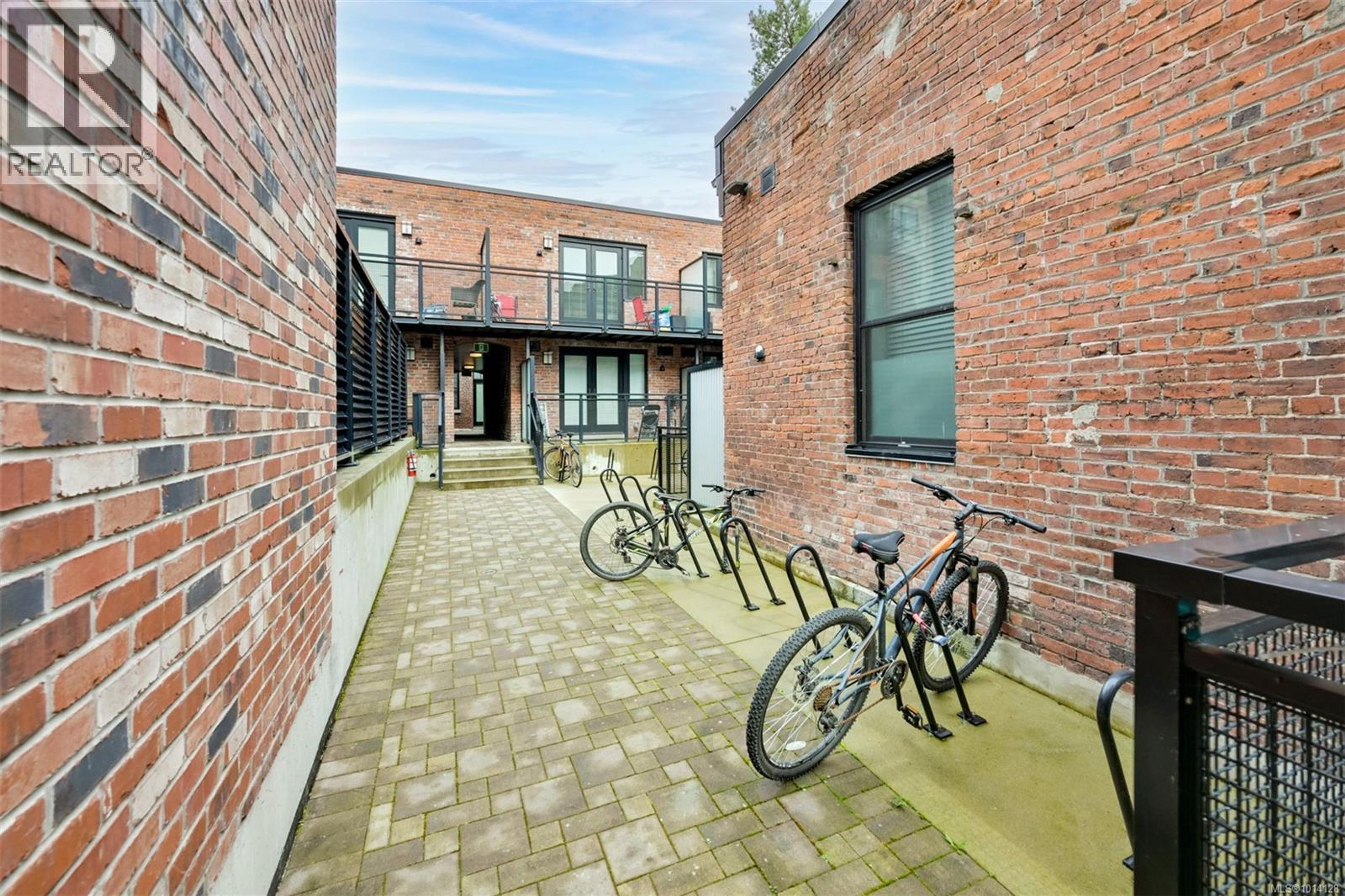 534 Pandora Ave, Victoria - Exteriors - Photo 2