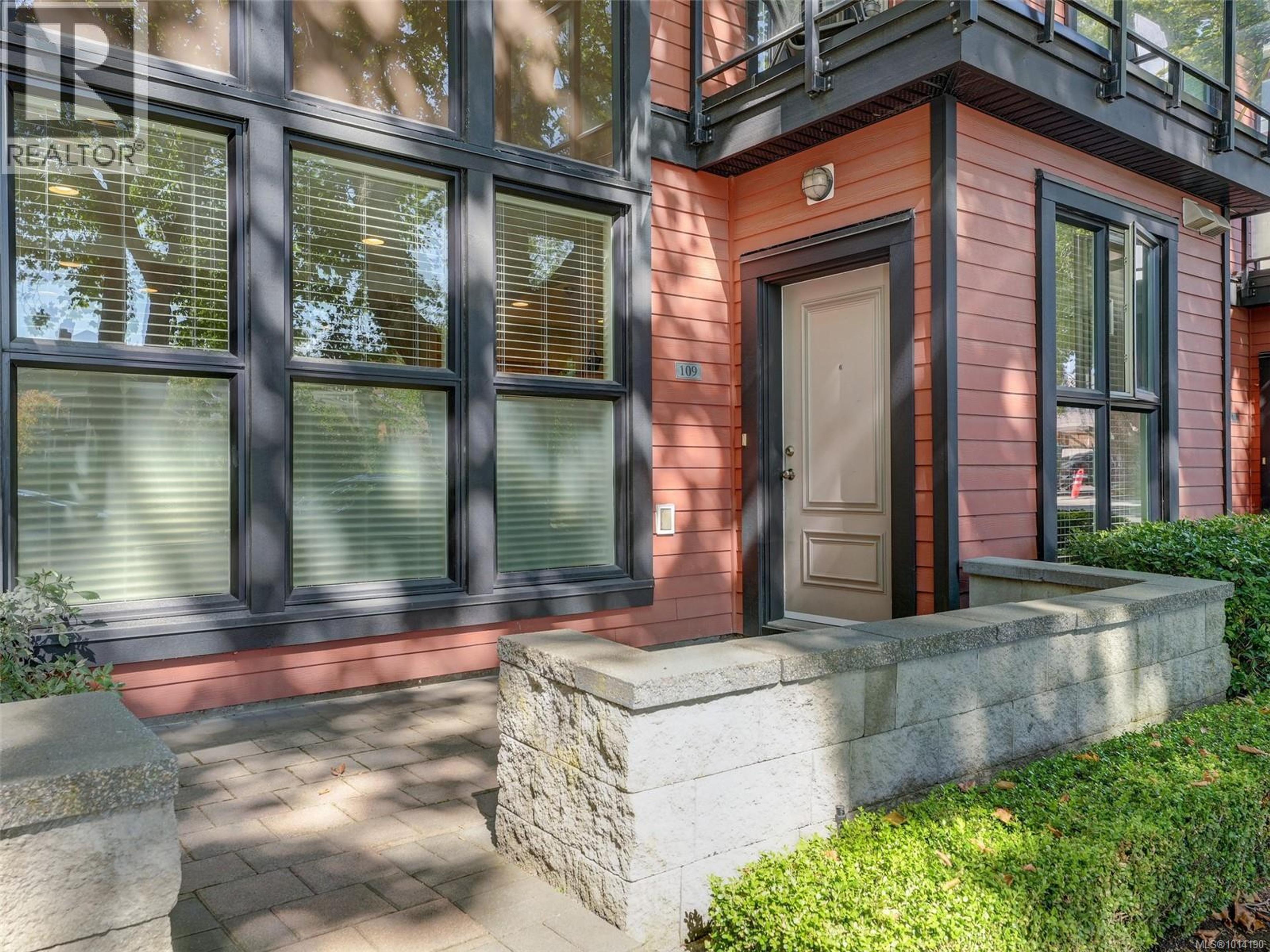 630 Speed Ave, Victoria - Exteriors - Photo 2