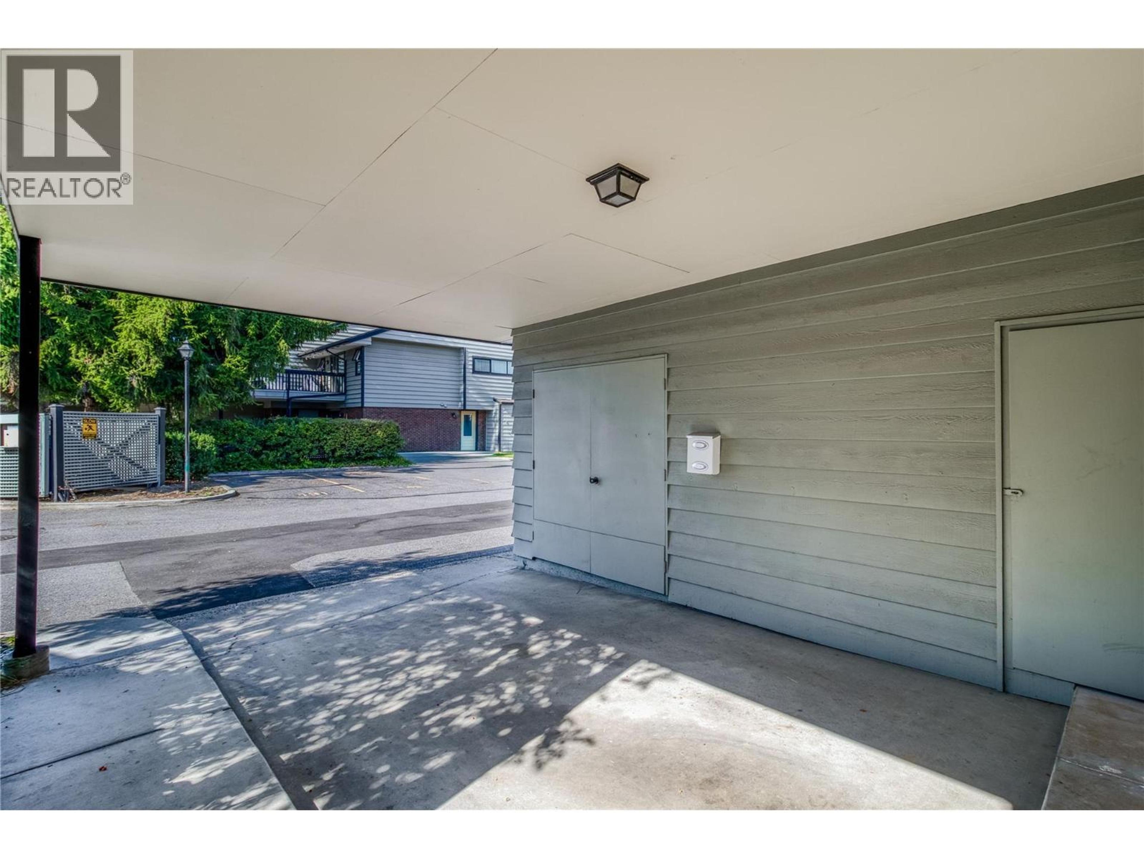 1050 Springfield Road, Kelowna - Exteriors - Photo 2