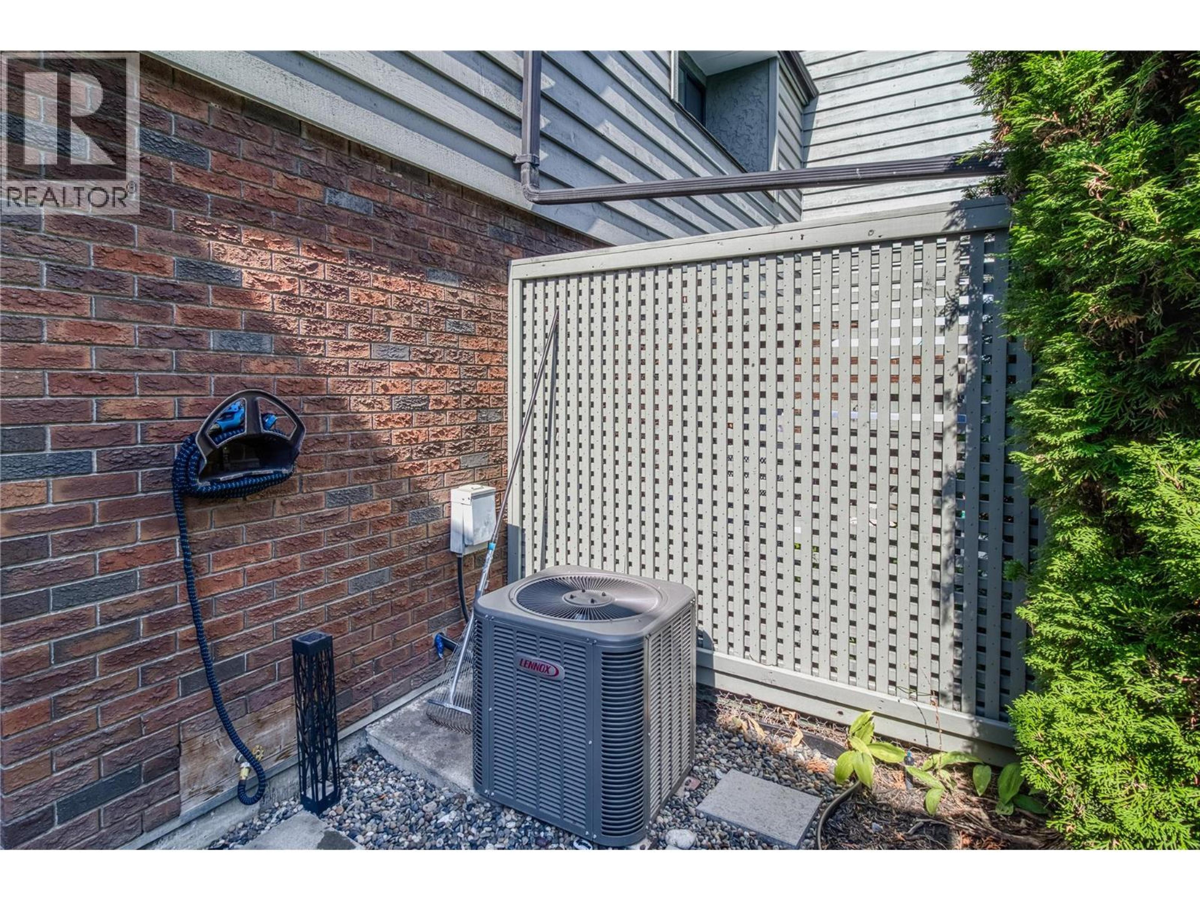 1050 Springfield Road, Kelowna - Exteriors - Photo 10