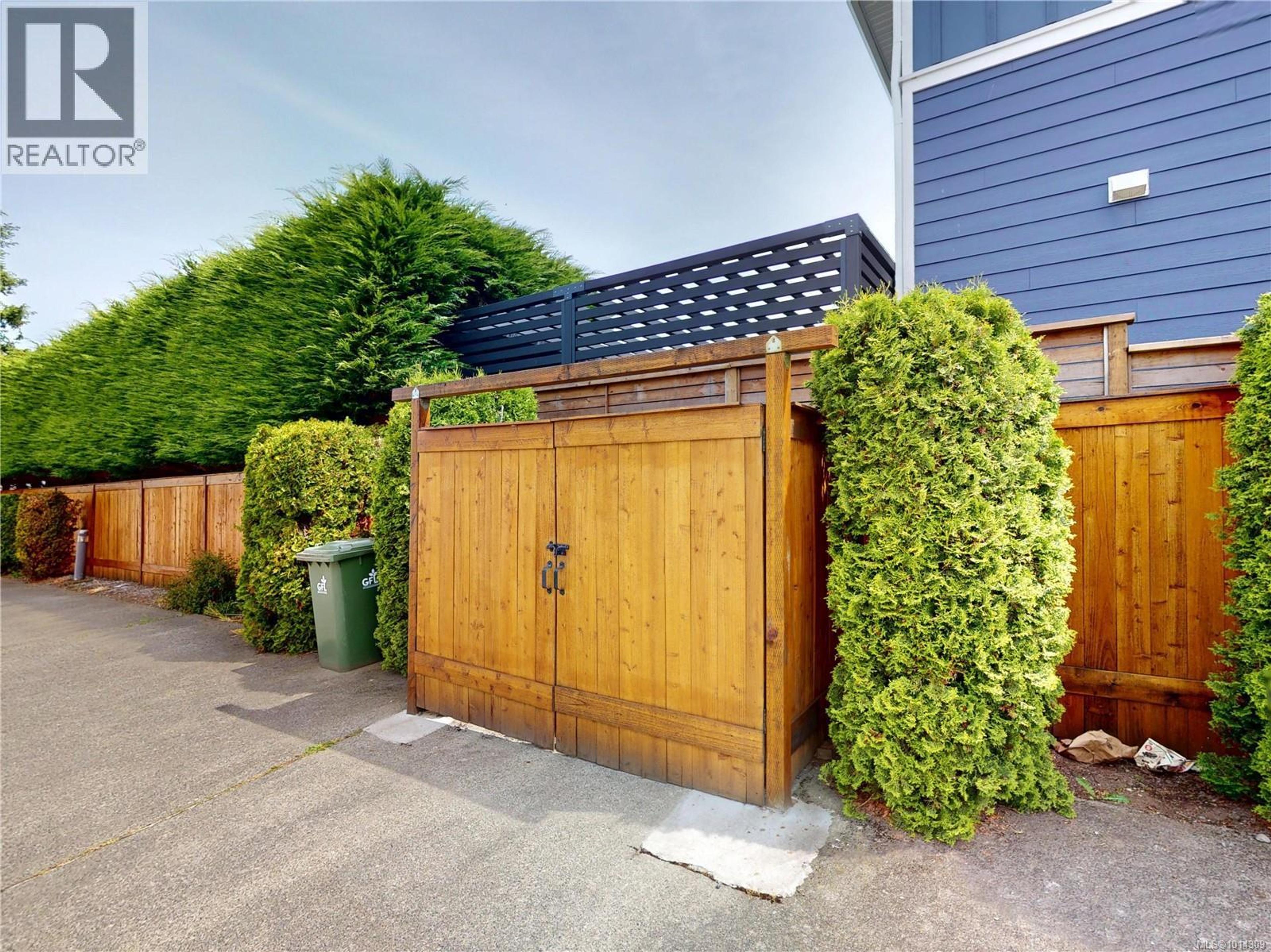 1441 Hillside Ave, Victoria - Exteriors - Photo 1