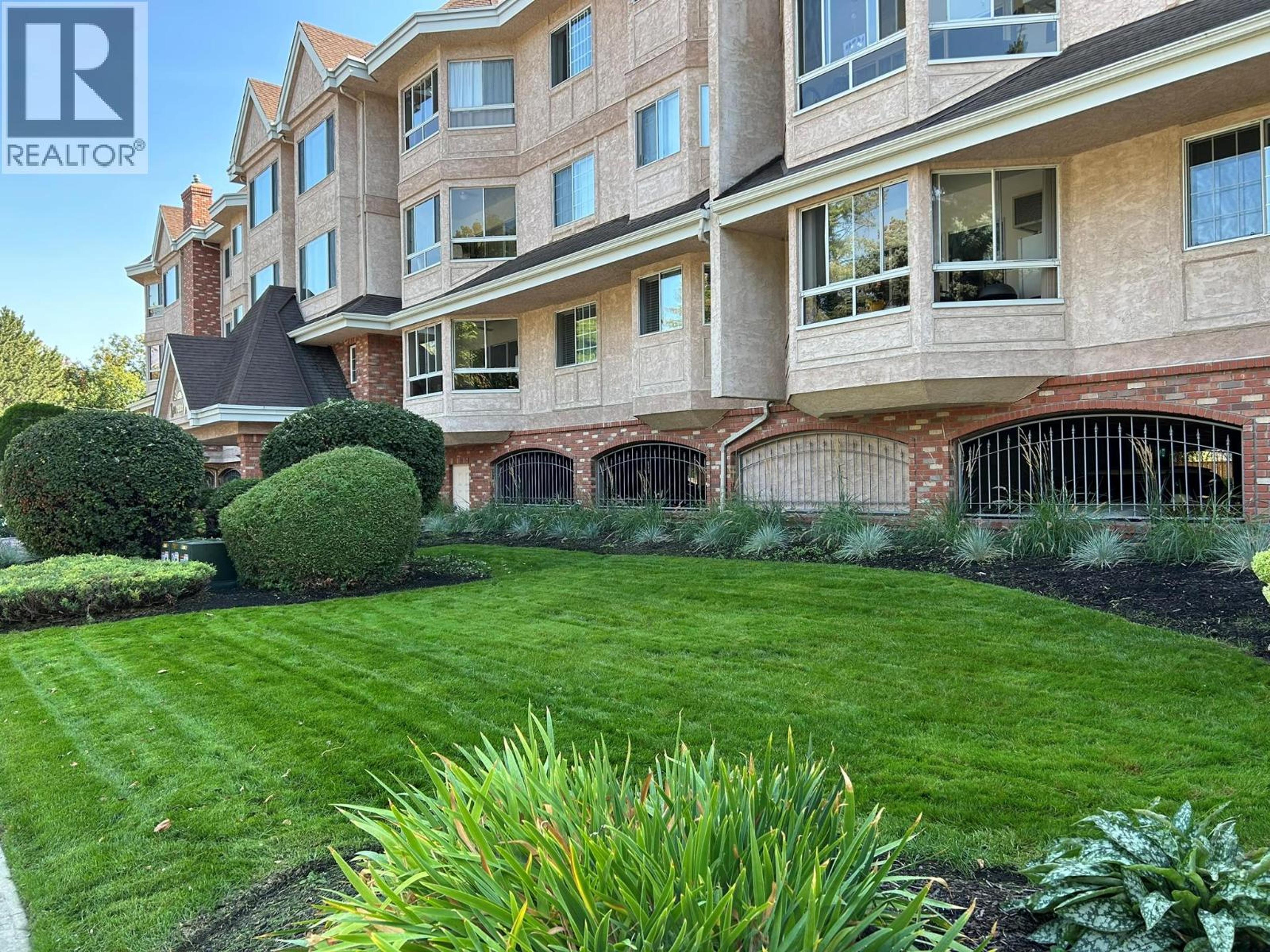 945 Lawrence Avenue, Kelowna - Exteriors - Photo 2