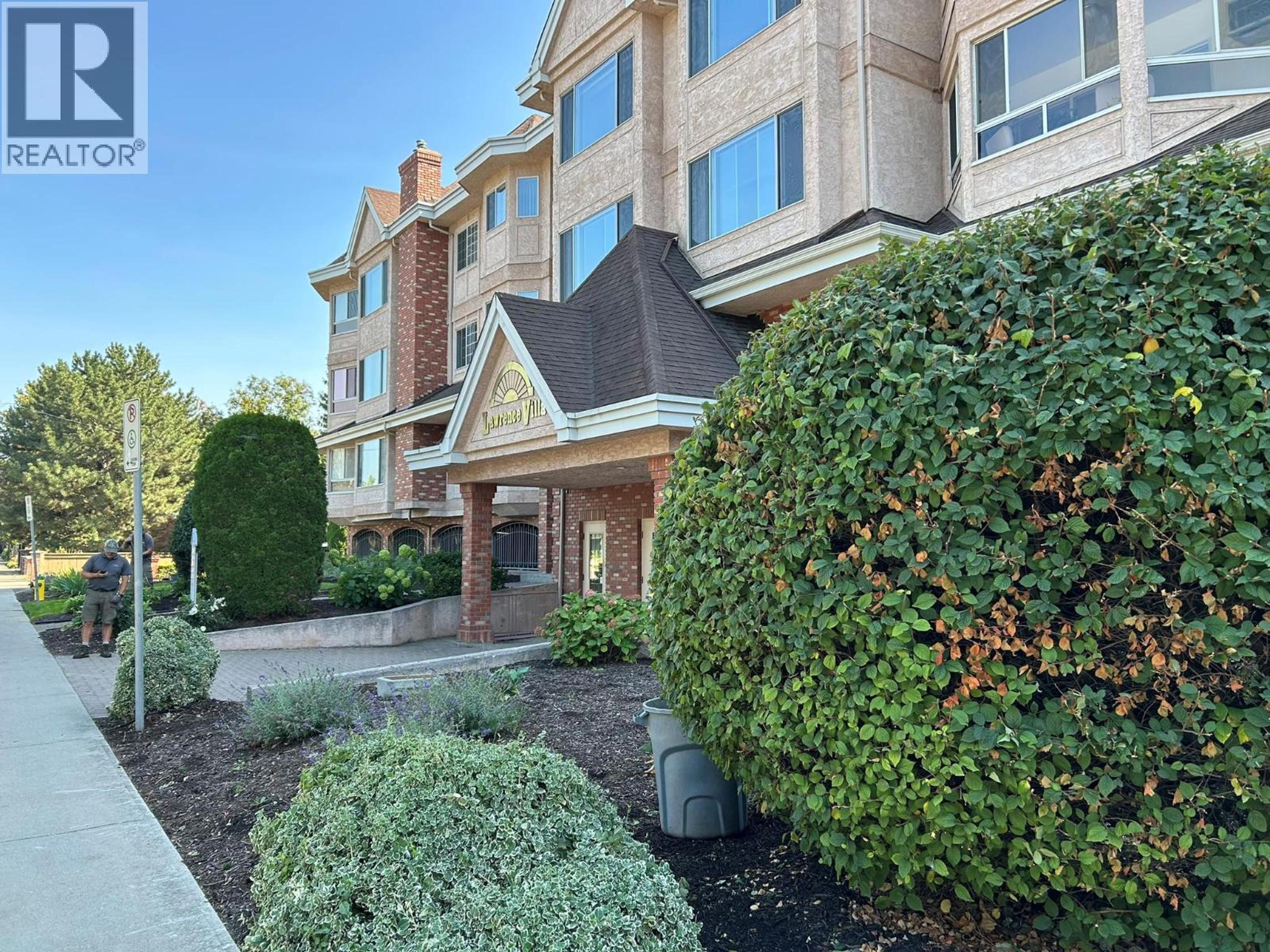 945 Lawrence Avenue, Kelowna - Exteriors - Photo 4