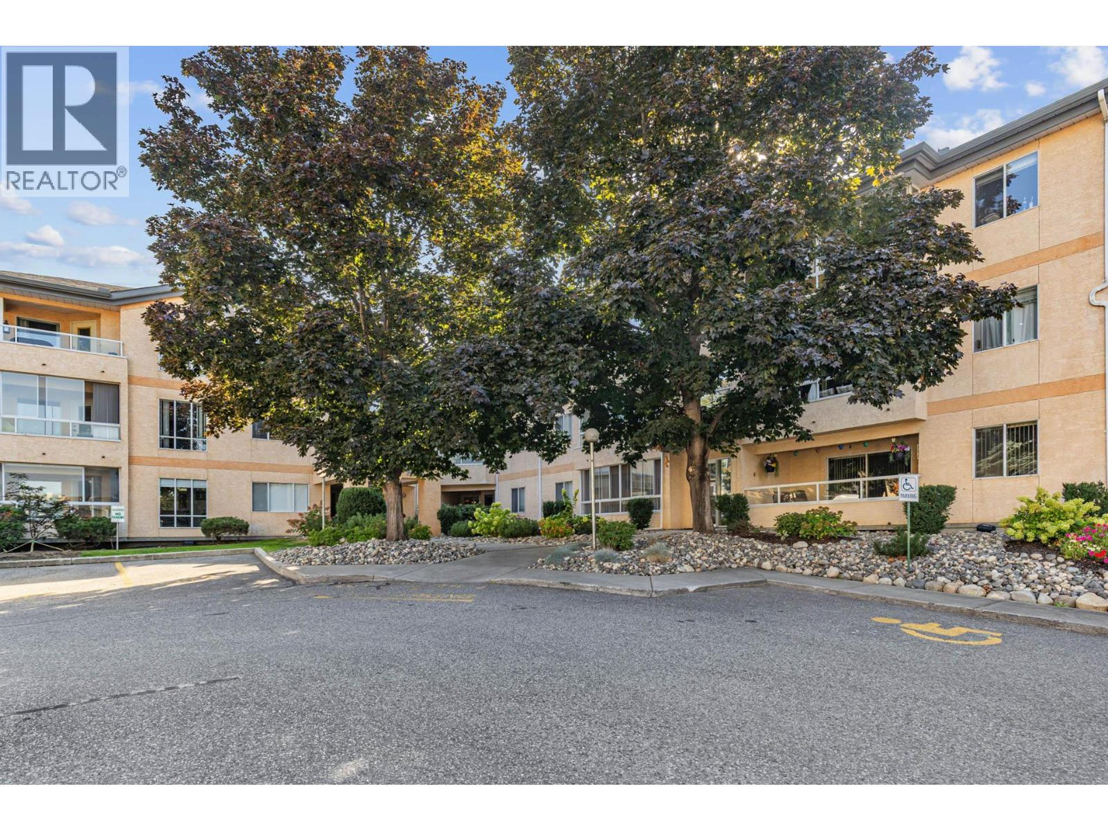 727 Houghton Road, Kelowna - Exteriors - Photo 10