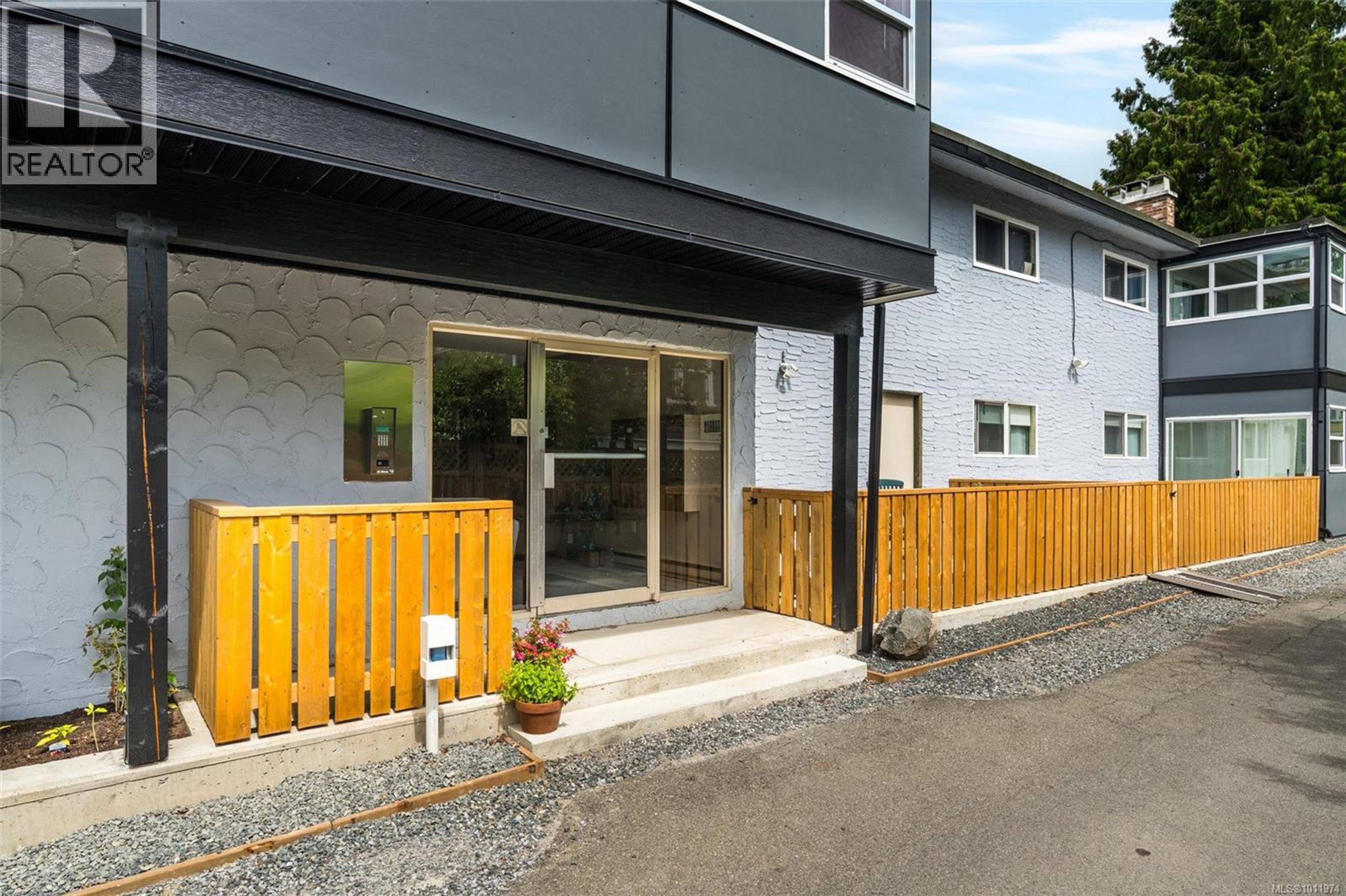 3244 Seaton St, Saanich - Exteriors - Photo 4