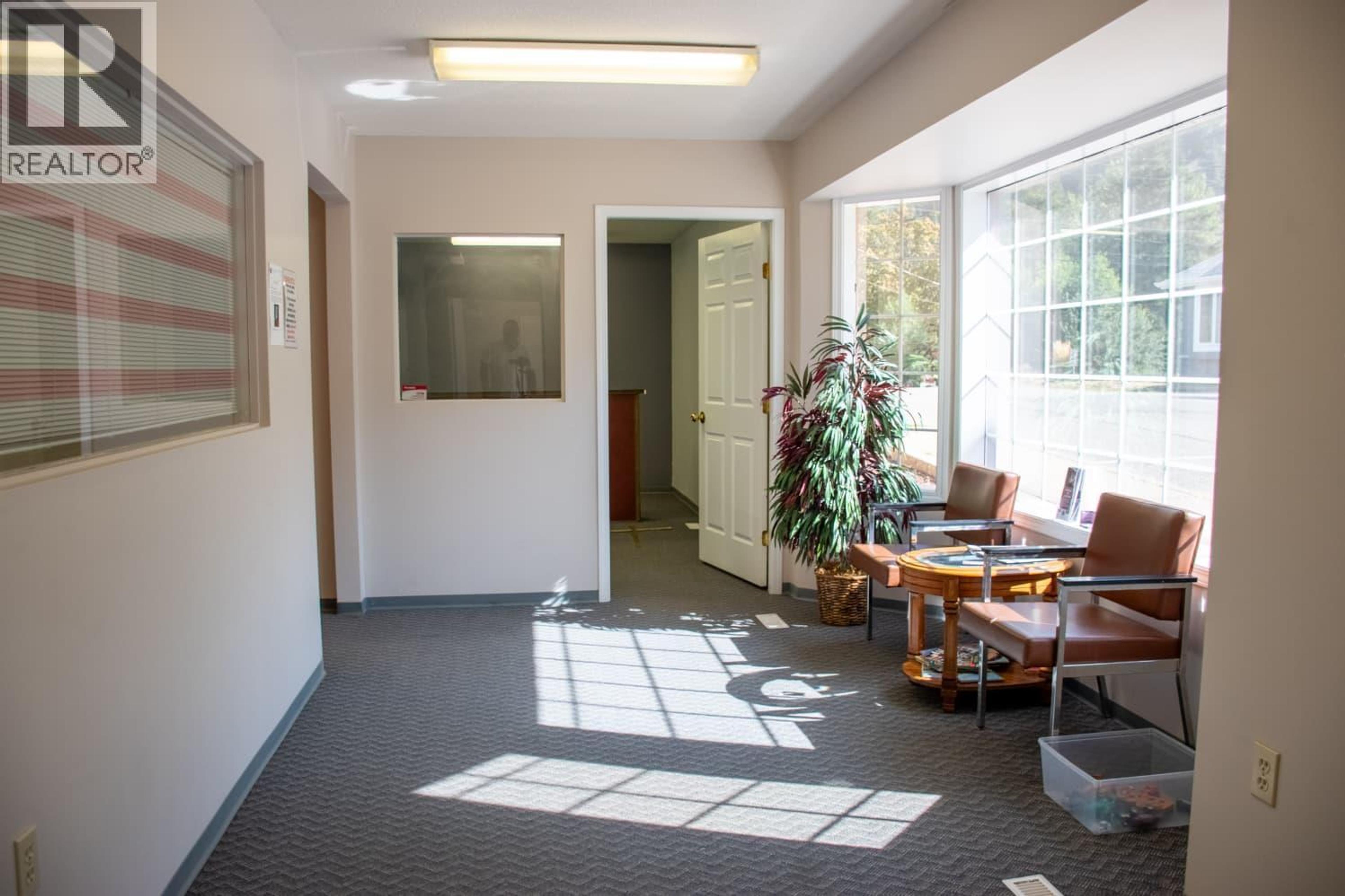 834 Thompson Avenue, Chase - Common Areas - Lobbies / Hallways / Foyers - Photo 1