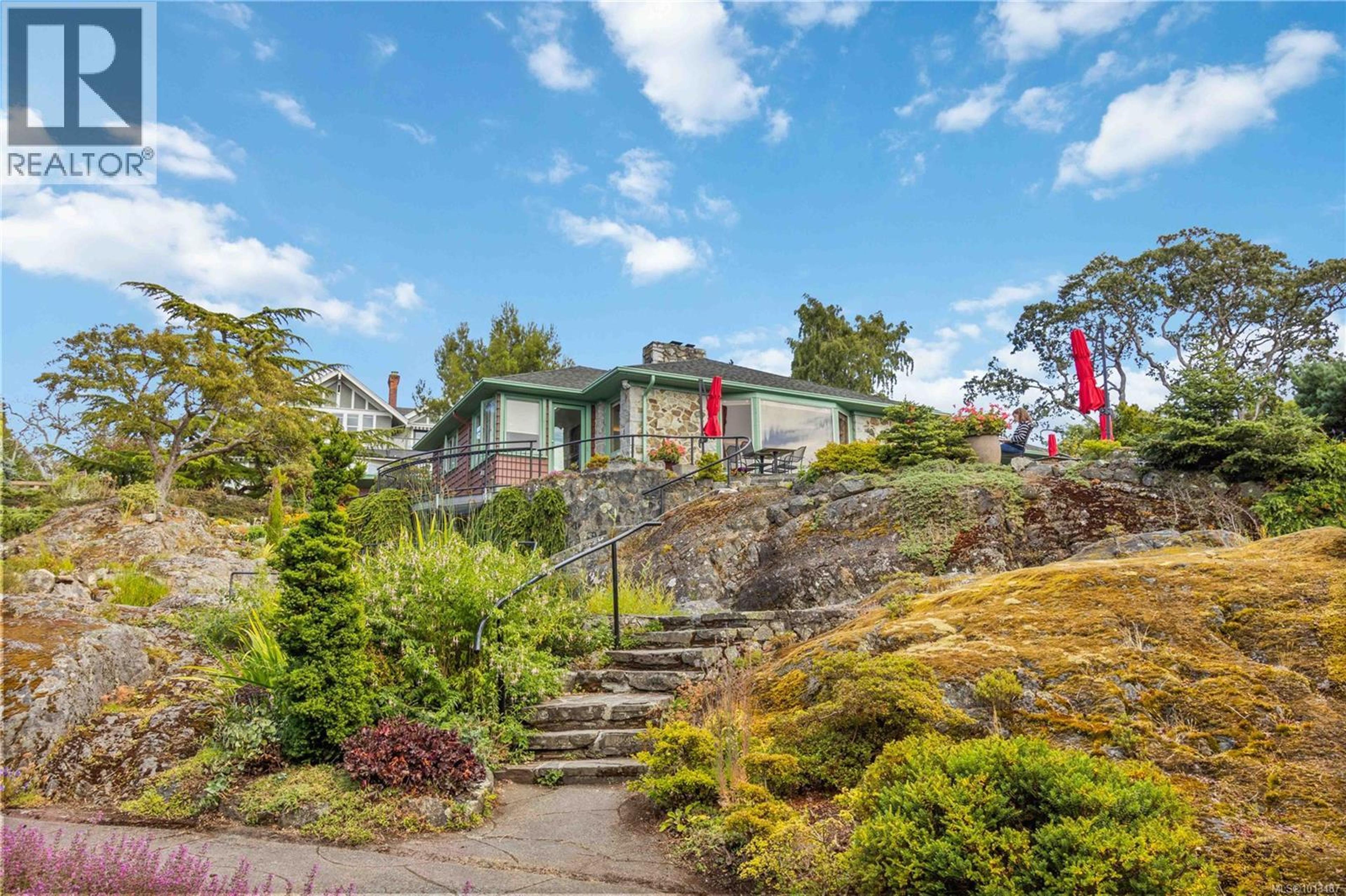 1827 Fairfield Rd, Victoria - Exteriors - Photo 1