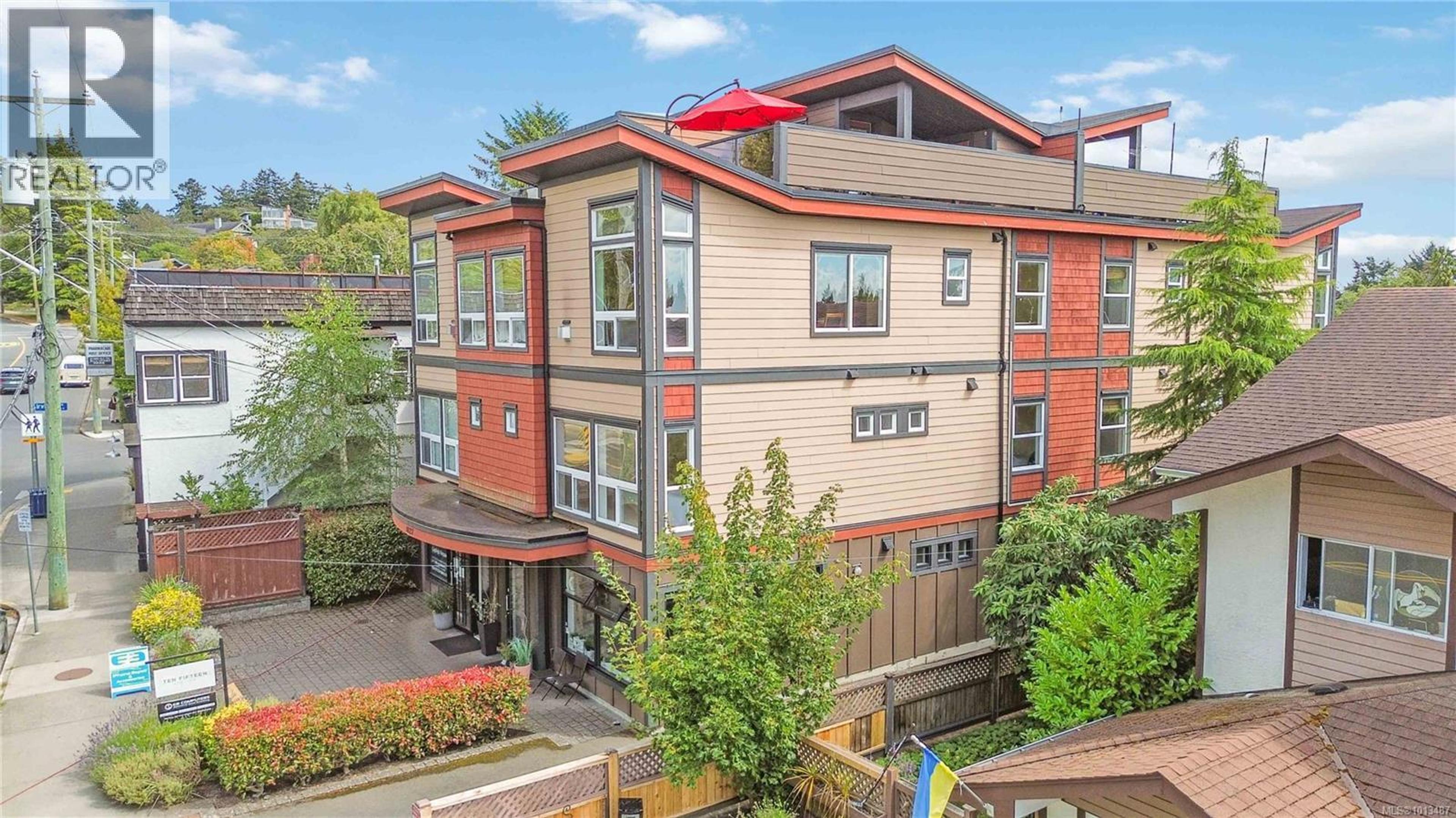 1827 Fairfield Rd, Victoria - Exteriors - Photo 2