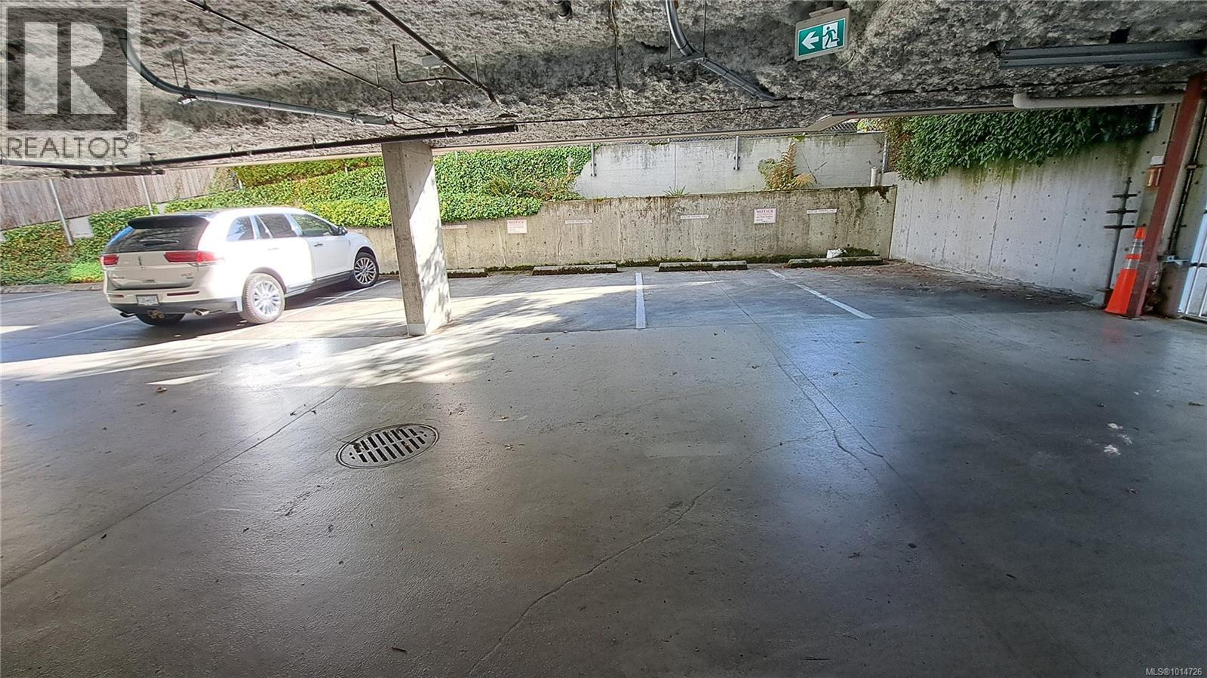 1625 Oak Bay Ave, Victoria - Common Areas - Parking - Photo 4