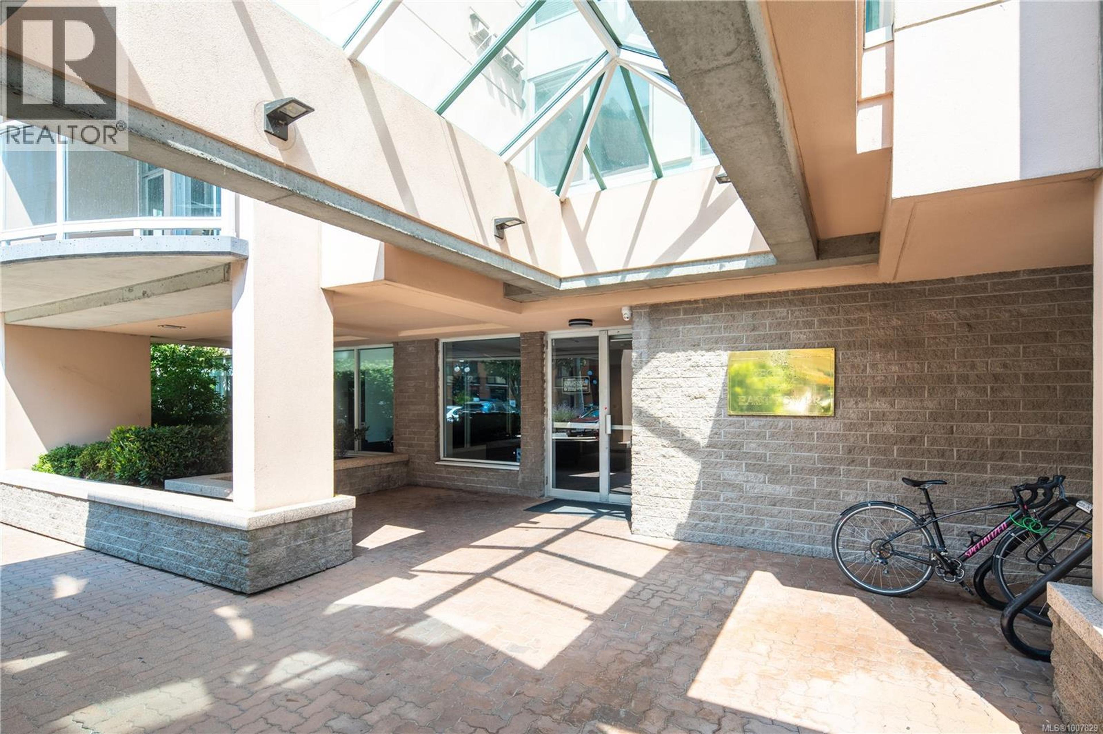1010 View St, Victoria - Exteriors - Photo 15