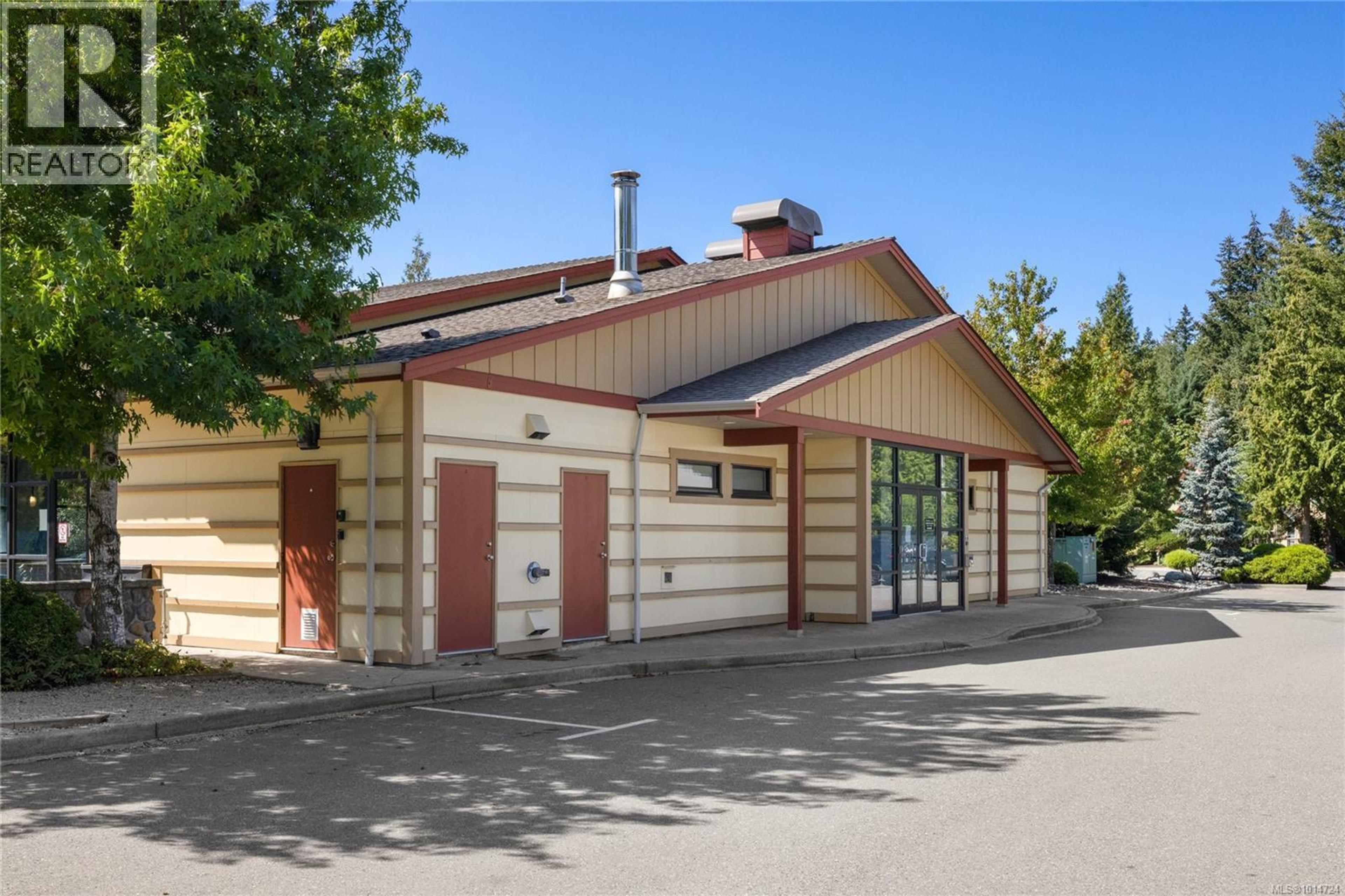 1130 Resort Dr, Parksville - Exteriors - Photo 2