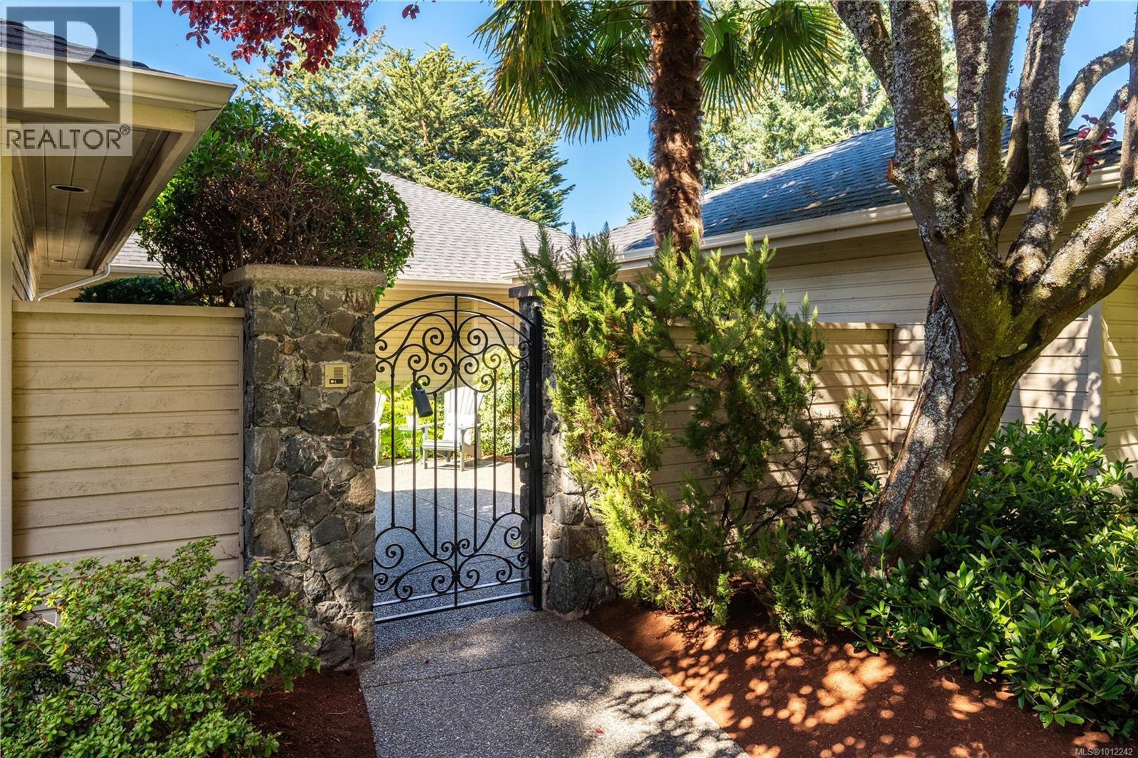 4520 Limerick Lane, Saanich - Exteriors - Photo 5