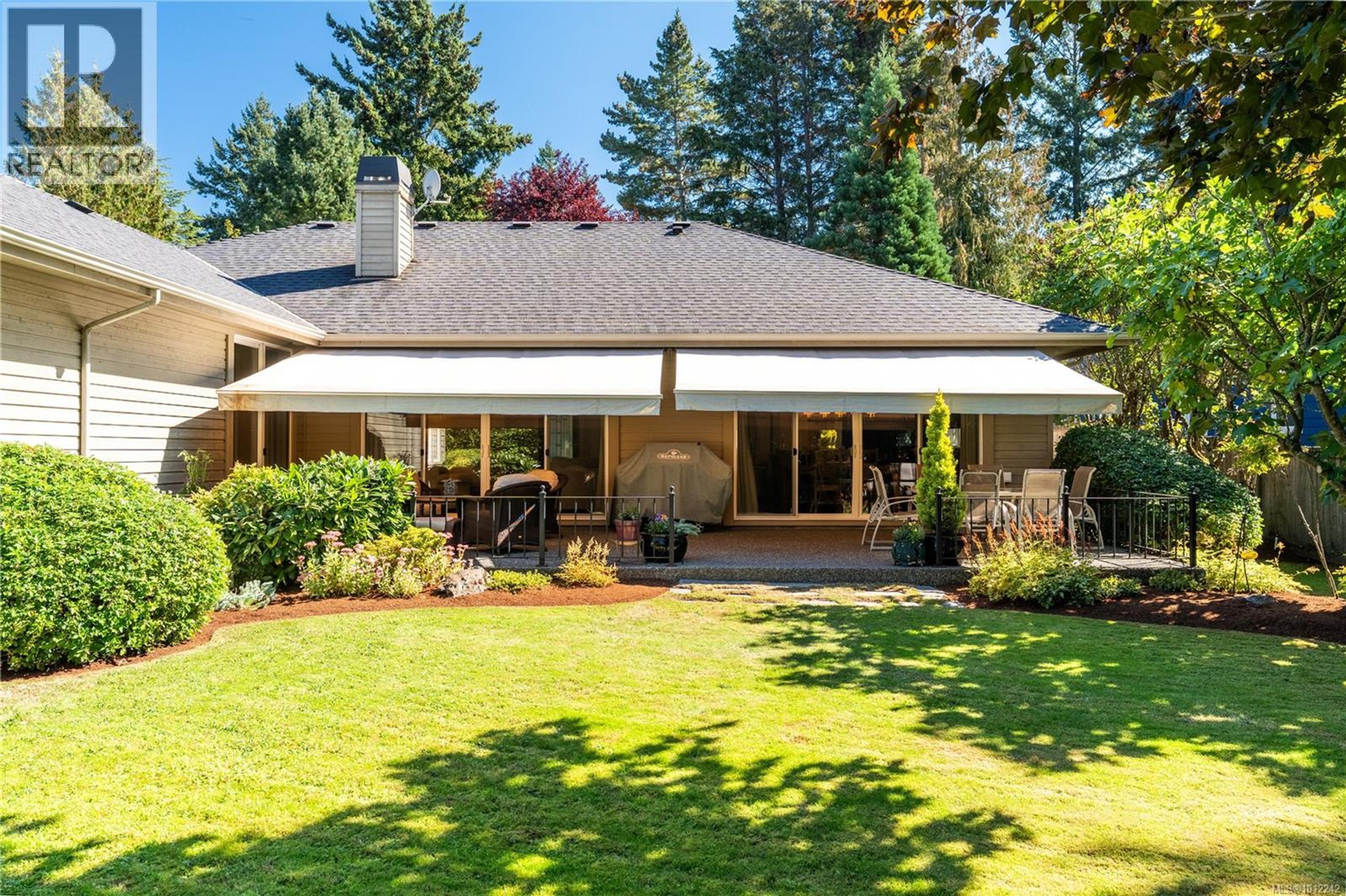 4520 Limerick Lane, Saanich - Exteriors - Photo 8