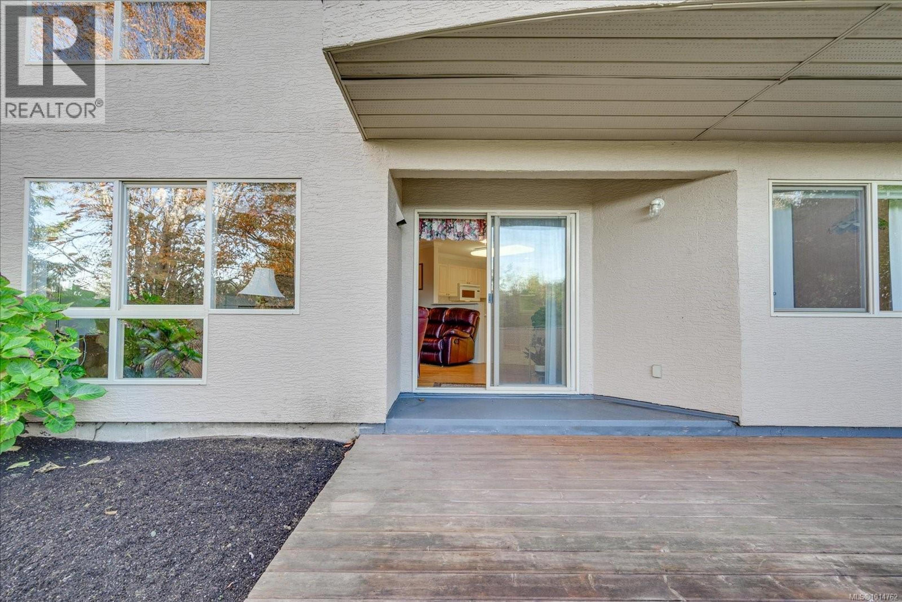 335 Hirst Ave W, Parksville - Exteriors - Photo 2