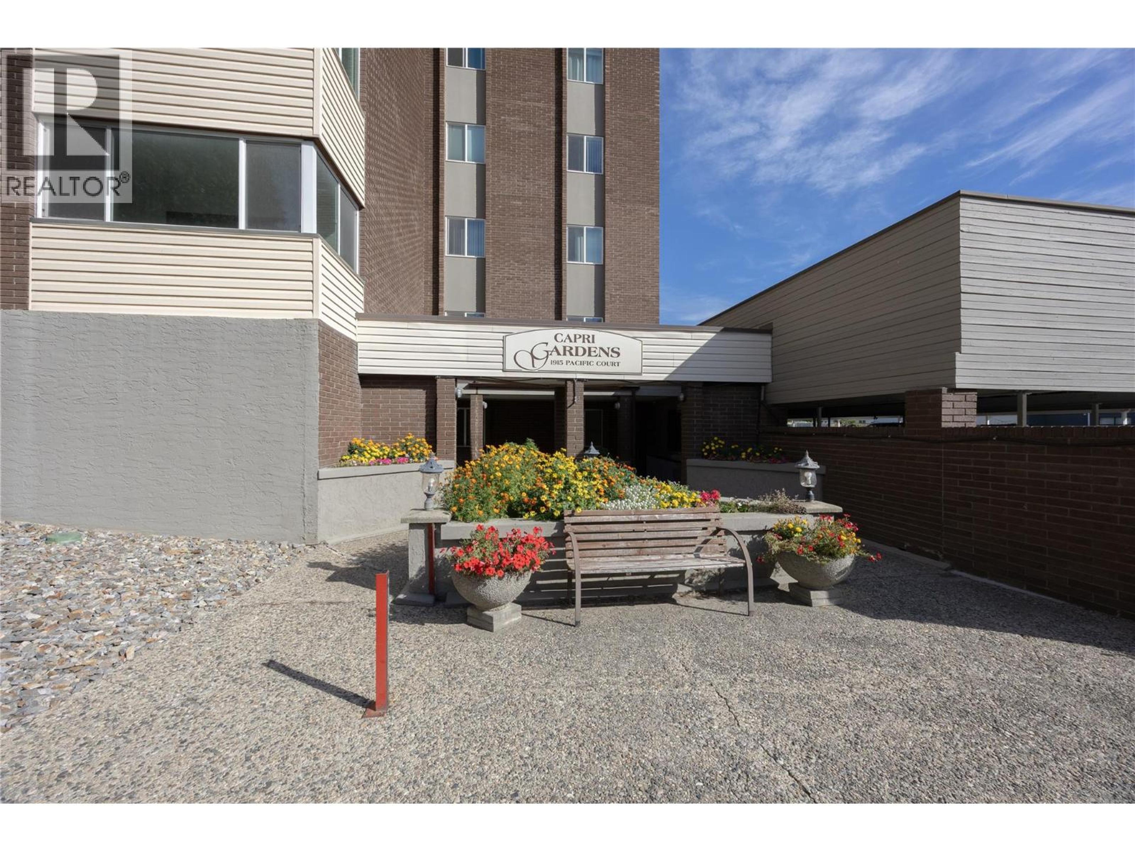 1915 Pacific Court, Kelowna - Exteriors - Photo 1