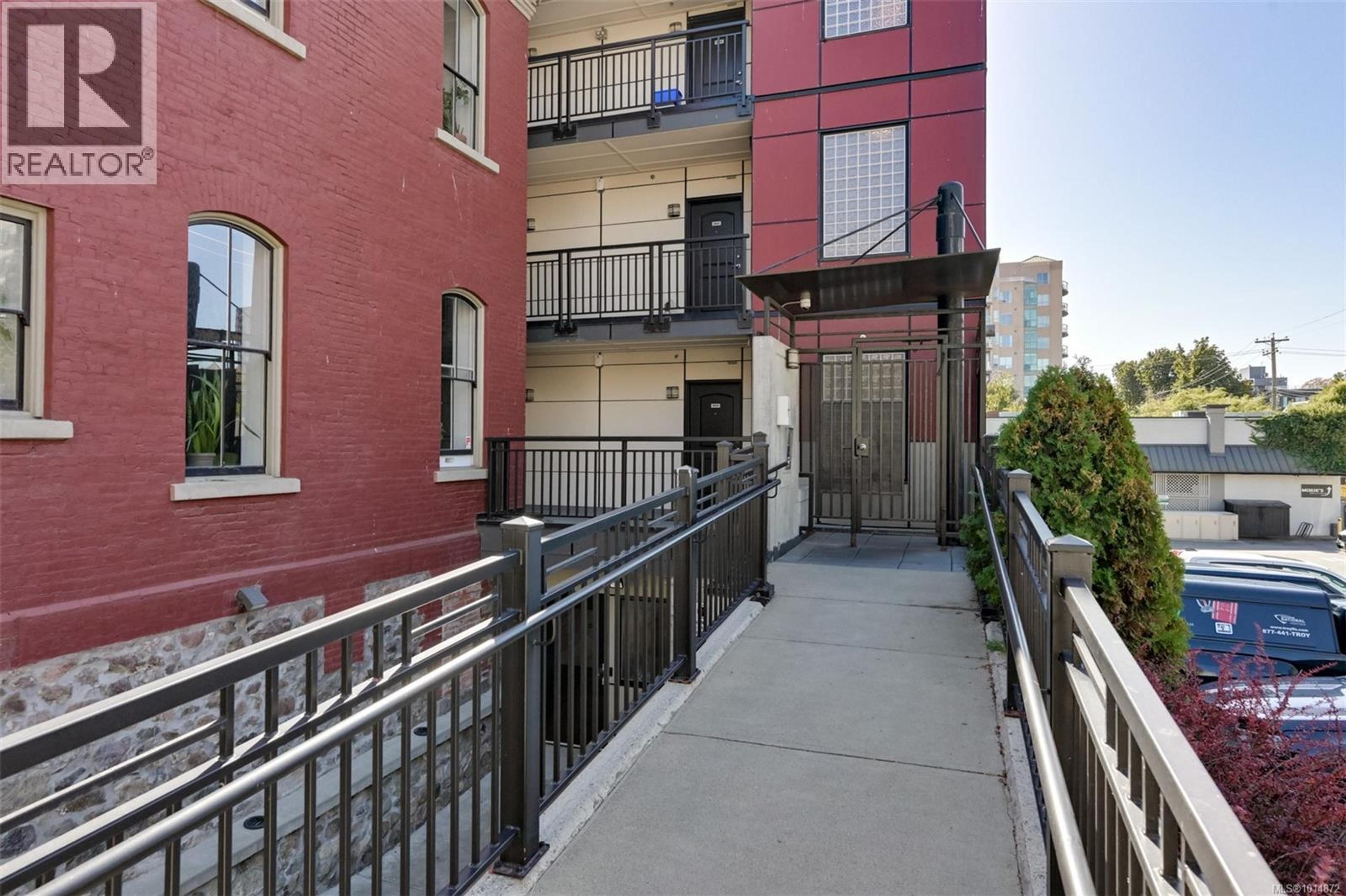 1007 Johnson St, Victoria - Exteriors - Photo 2