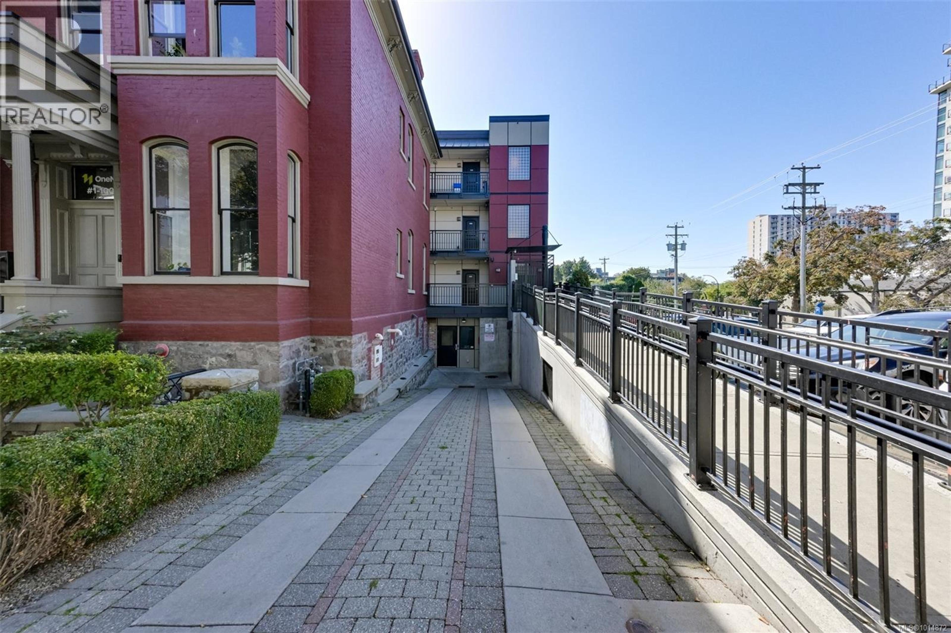 1007 Johnson St, Victoria - Exteriors - Photo 3