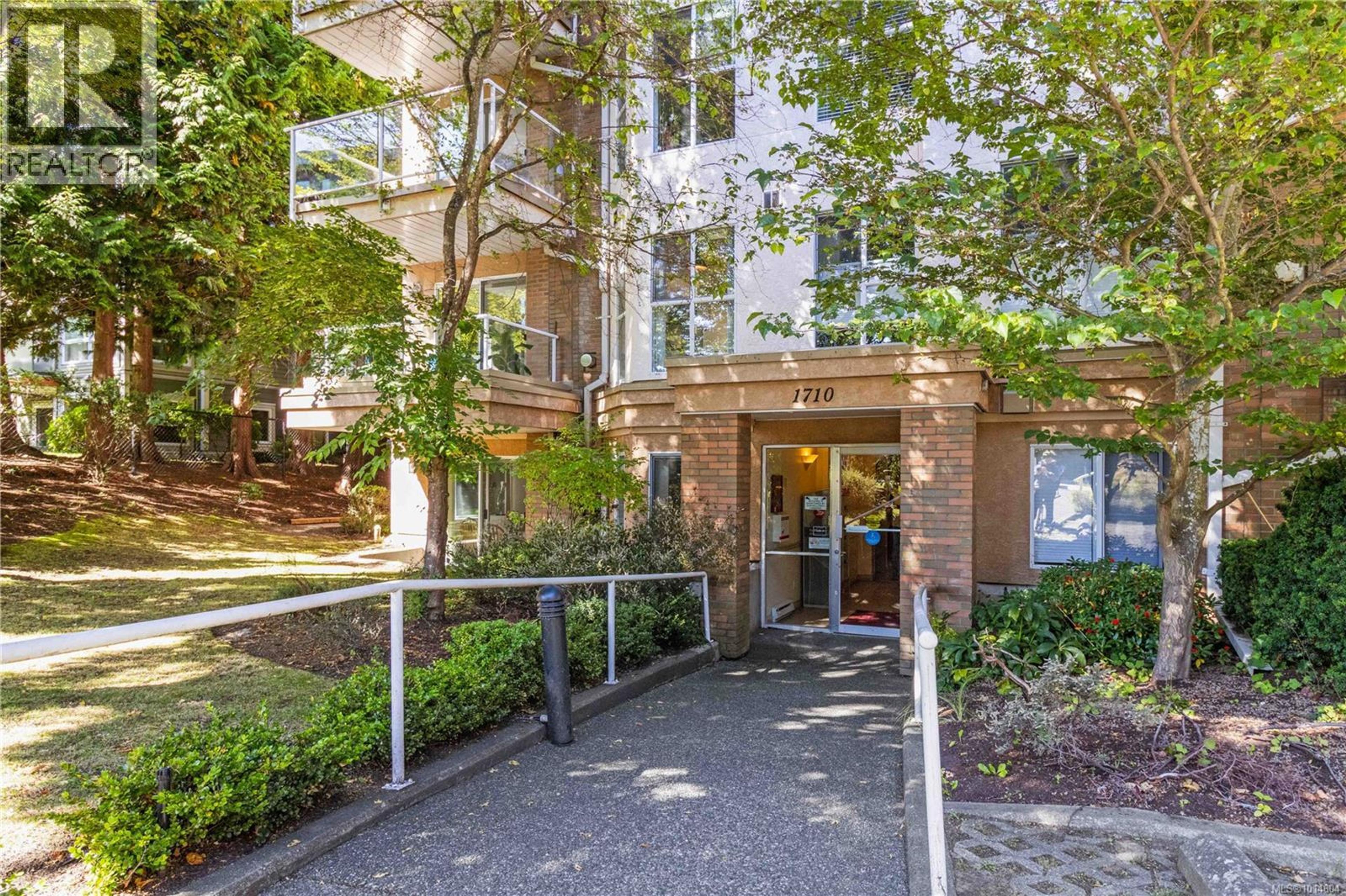 1710 Fort St, Victoria - Exteriors - Photo 4